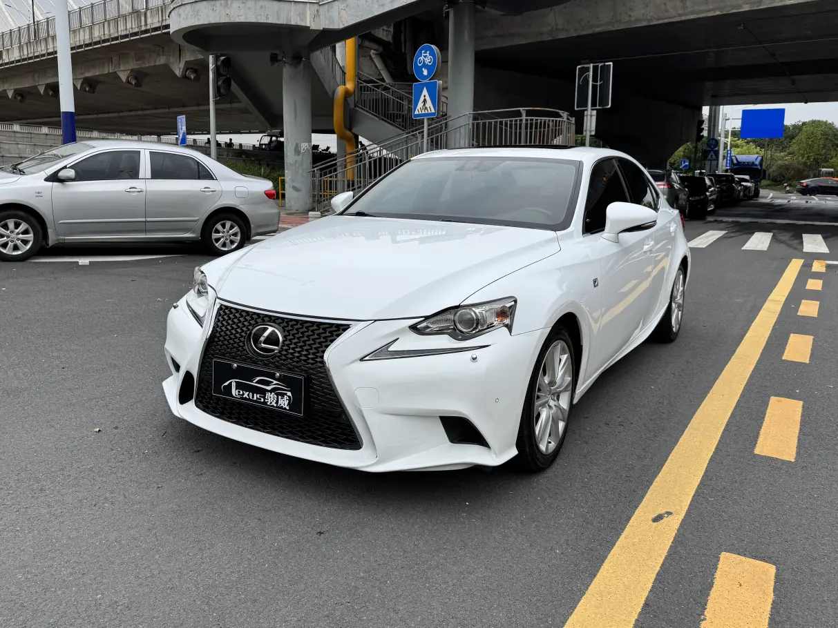 Lexus IS