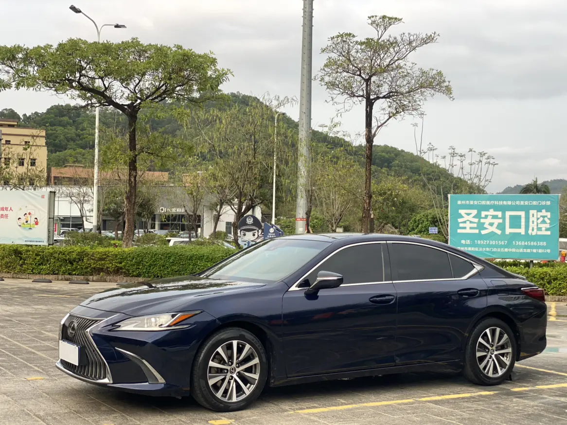 Lexus ES
