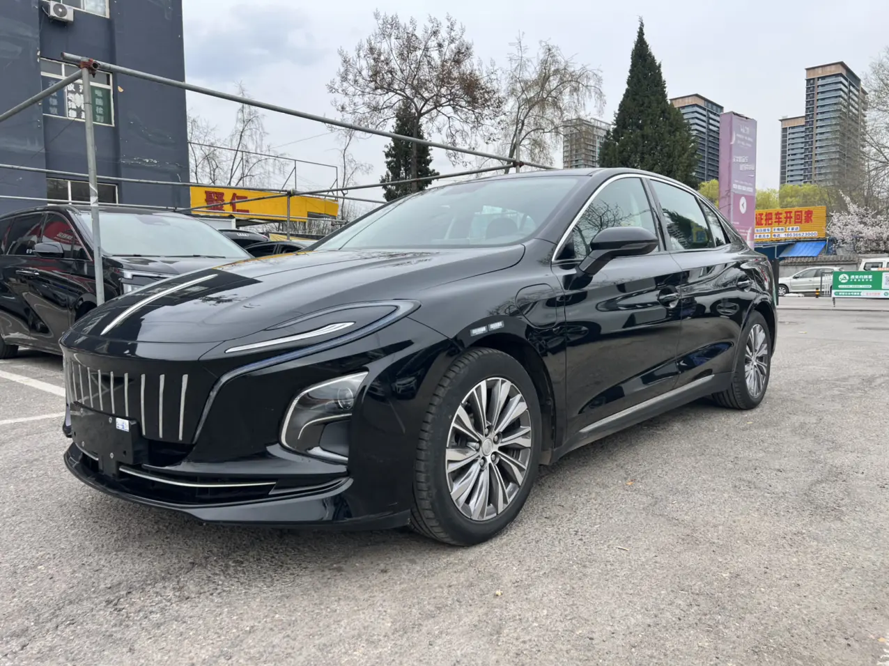 Hongqi E-QM5