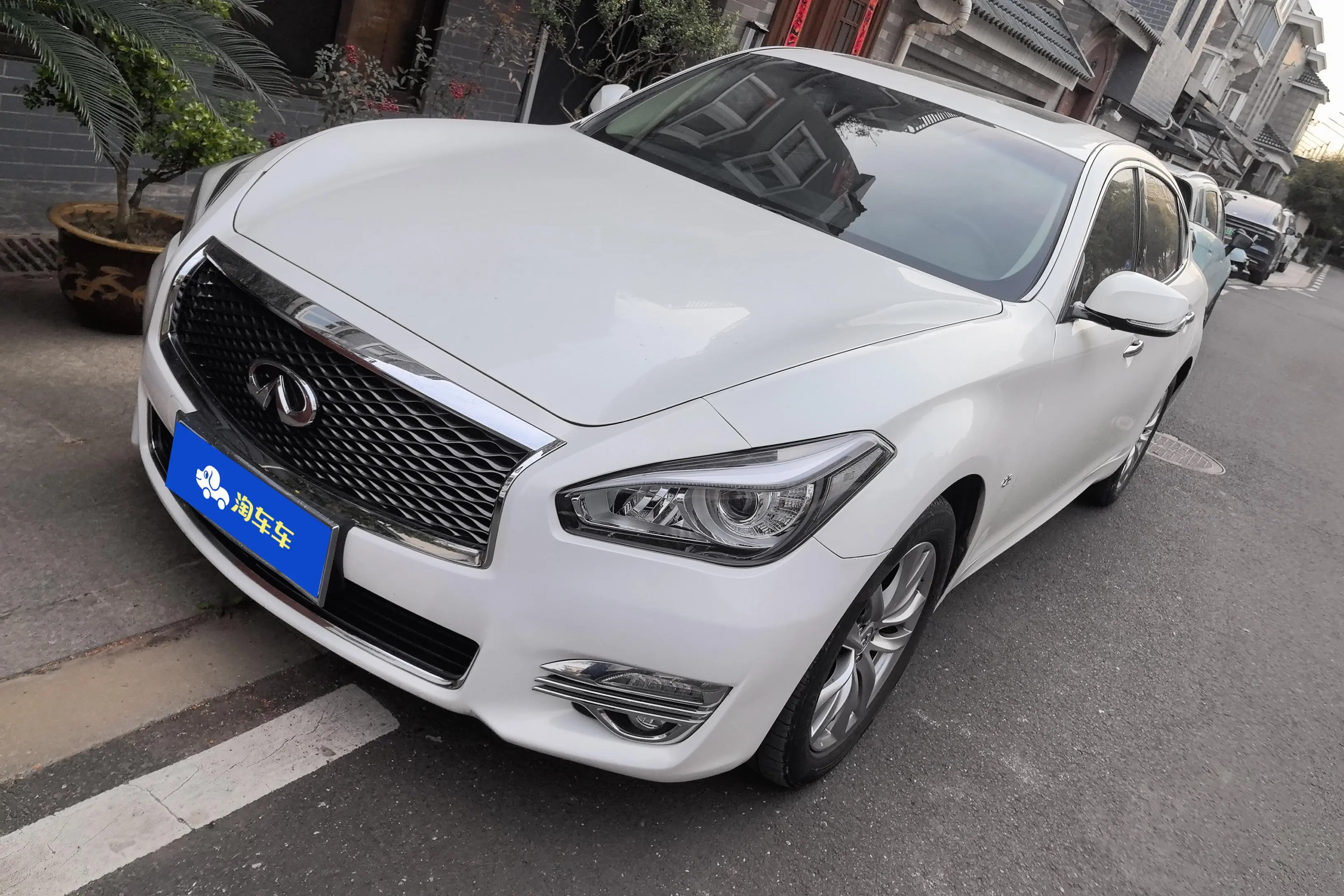 Infiniti Q70