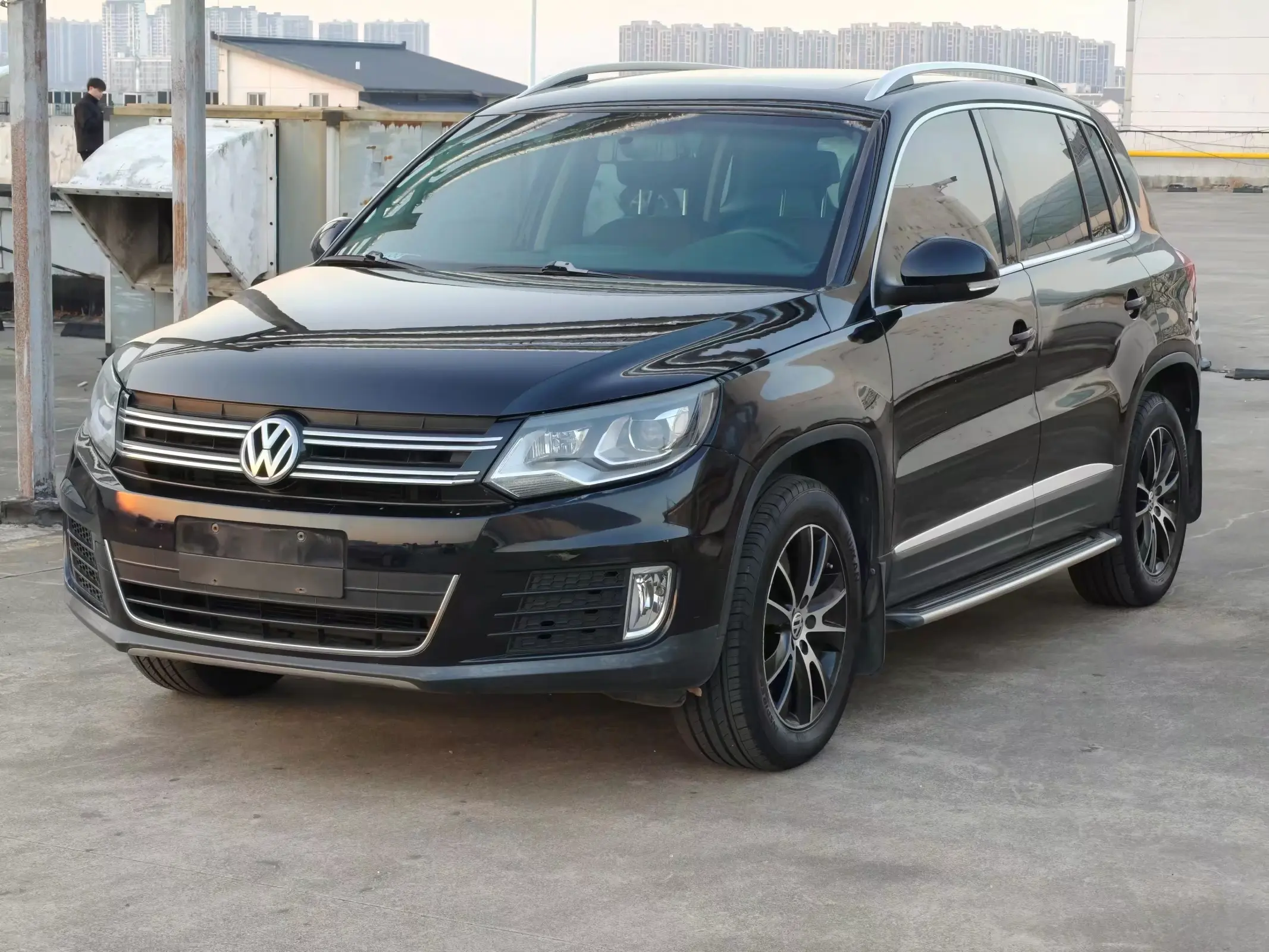 Volkswagen Tiguan (Tharu)