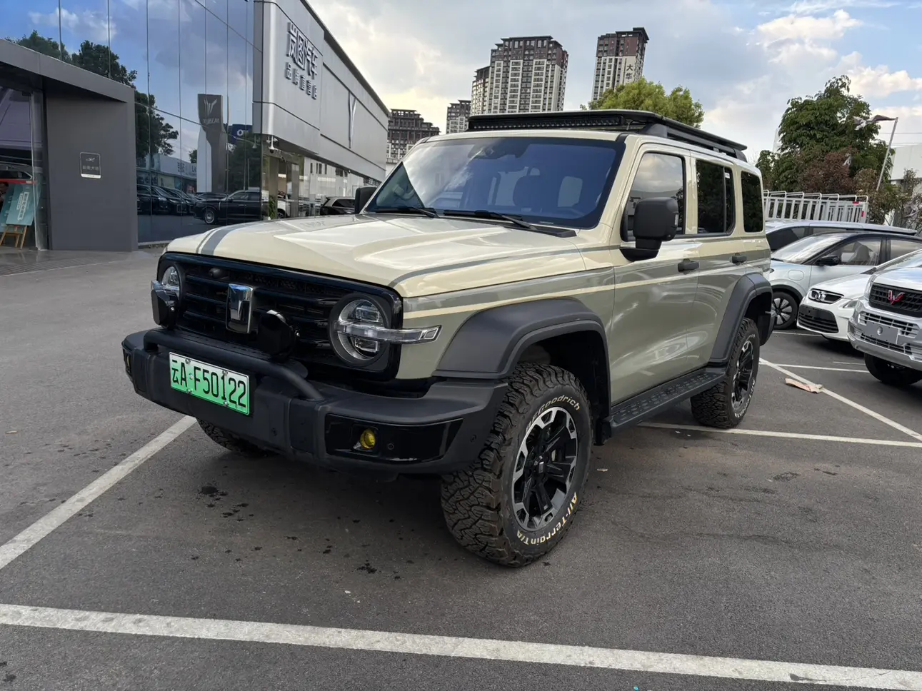 Tank 300 Hi4-T