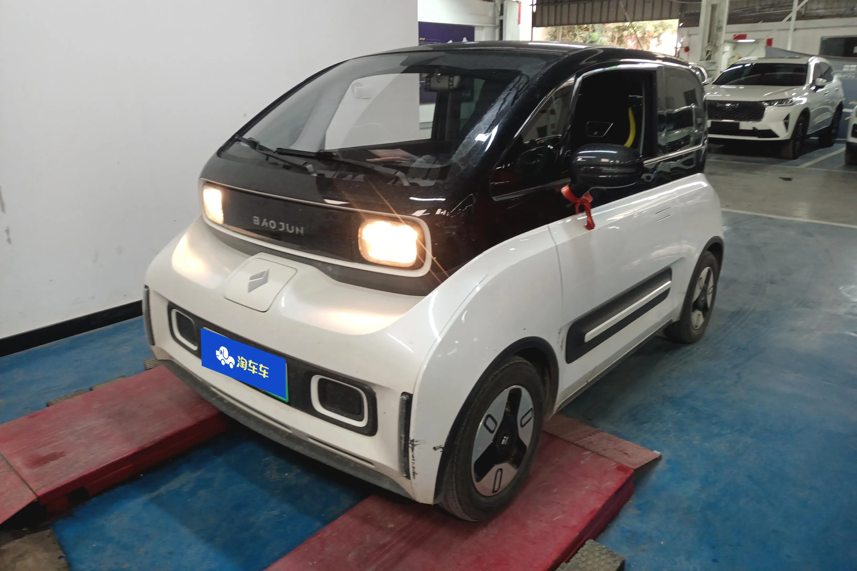 Baojun E300