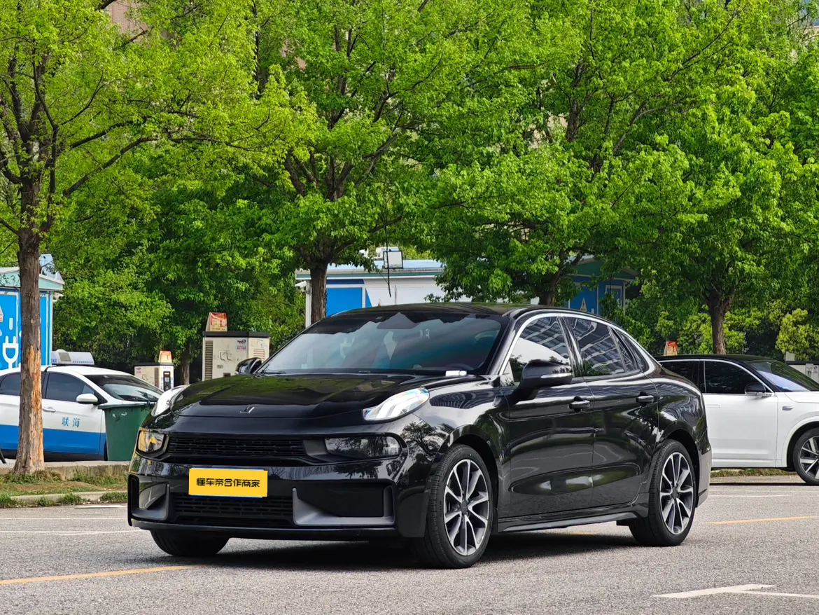 Lynk & Co 03