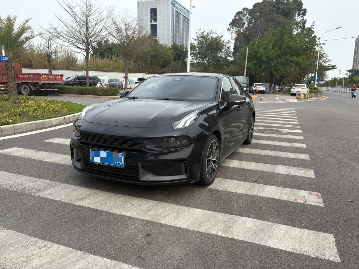Lynk & Co 03