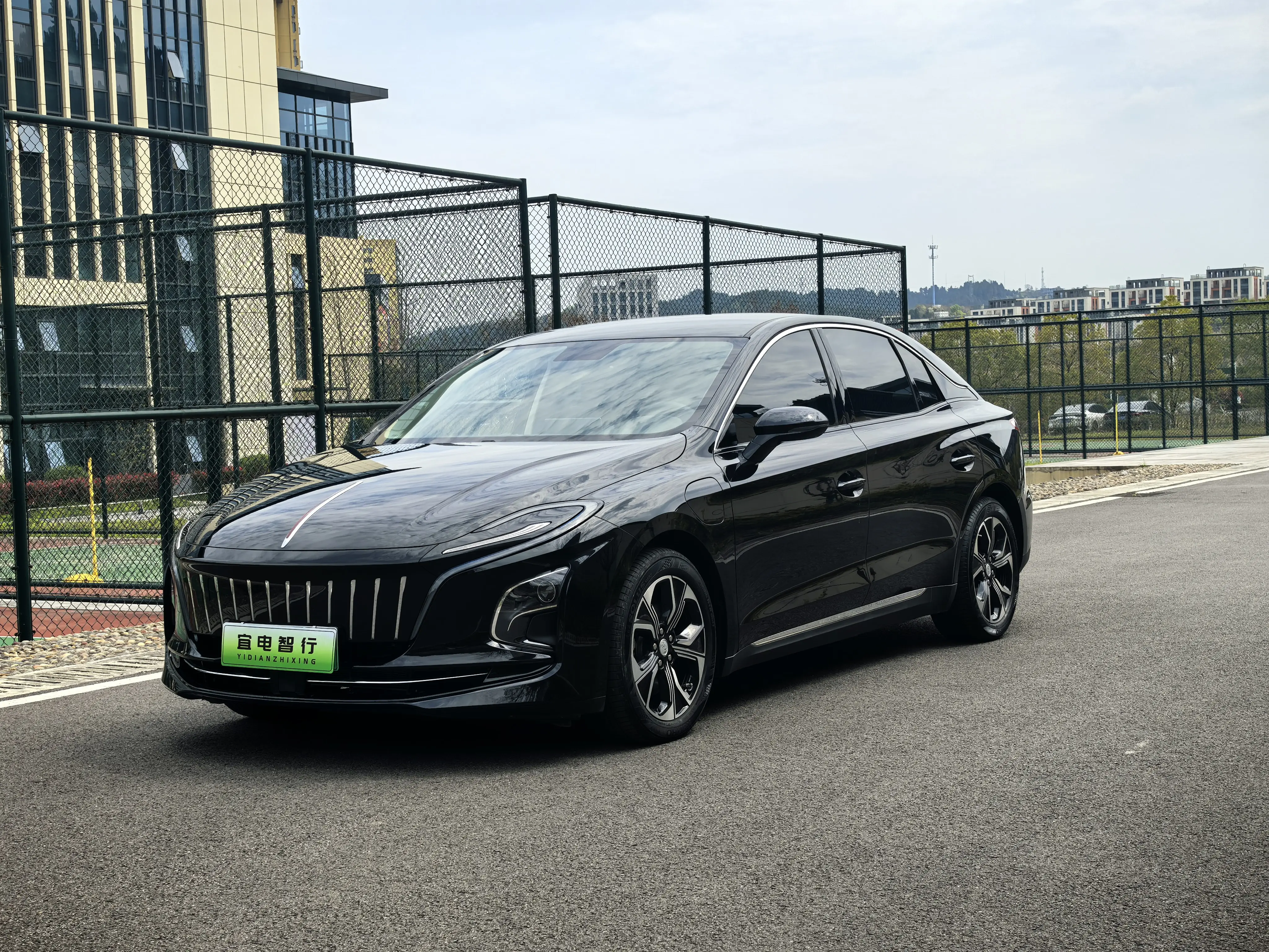Hongqi E-QM5