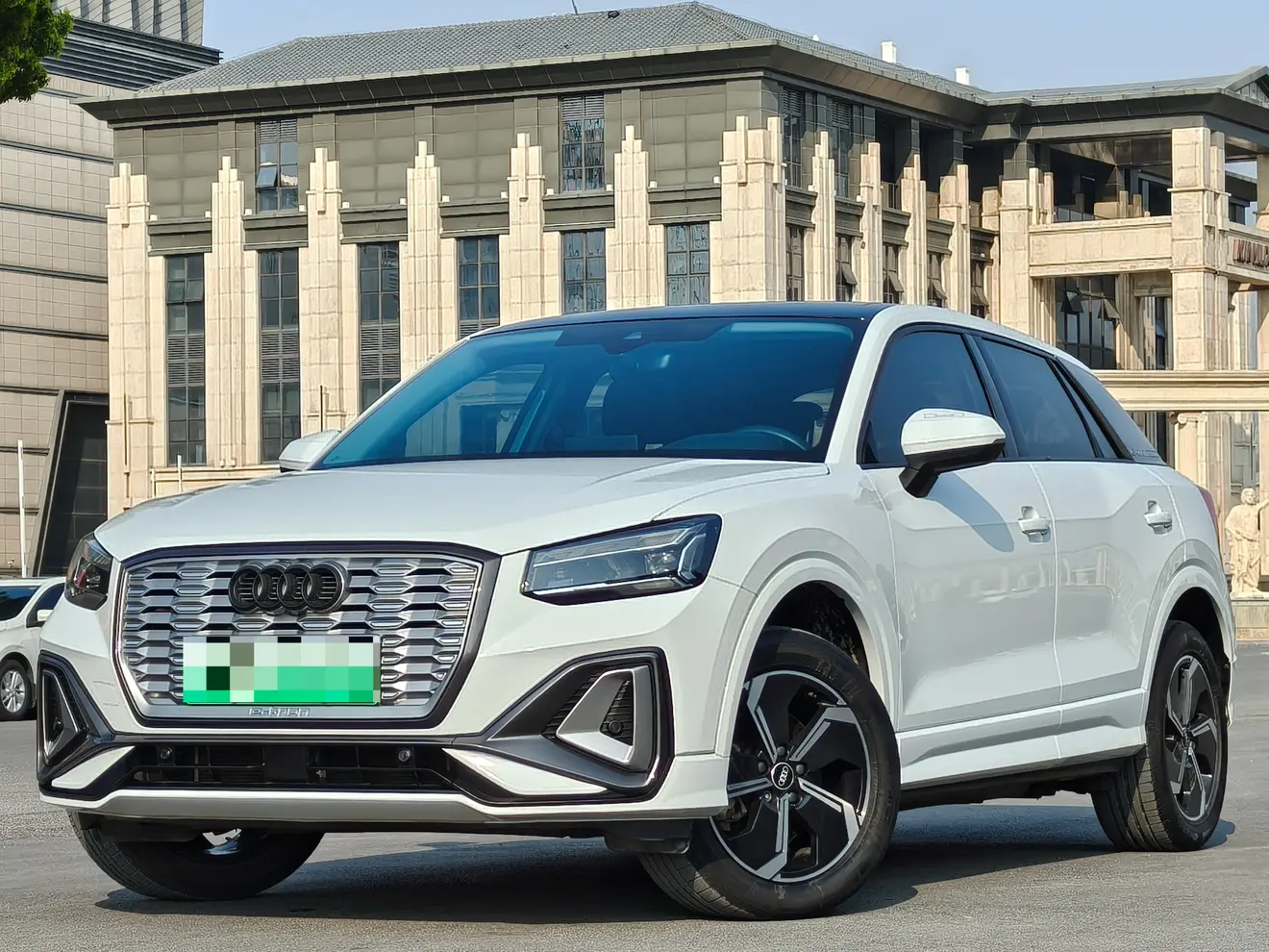 Audi Q2L e-tron