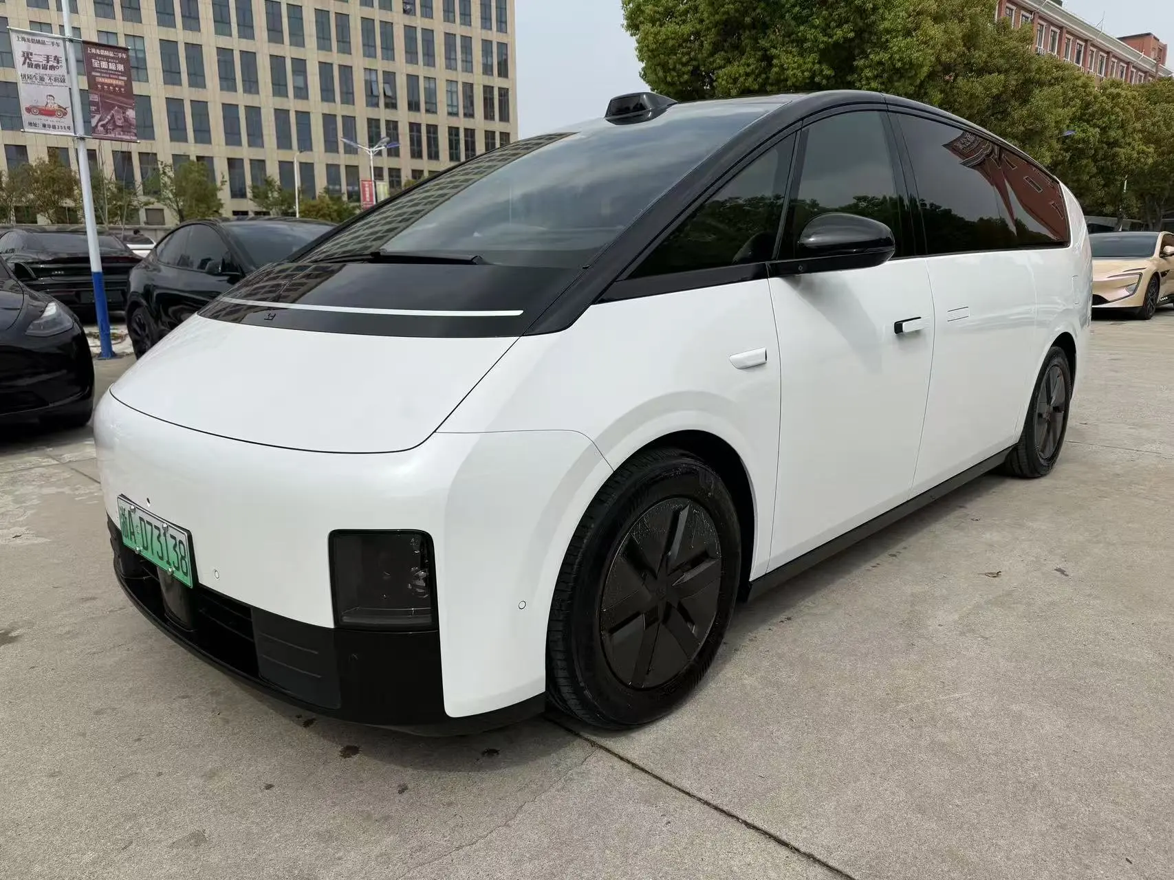 Lixiang MEGA