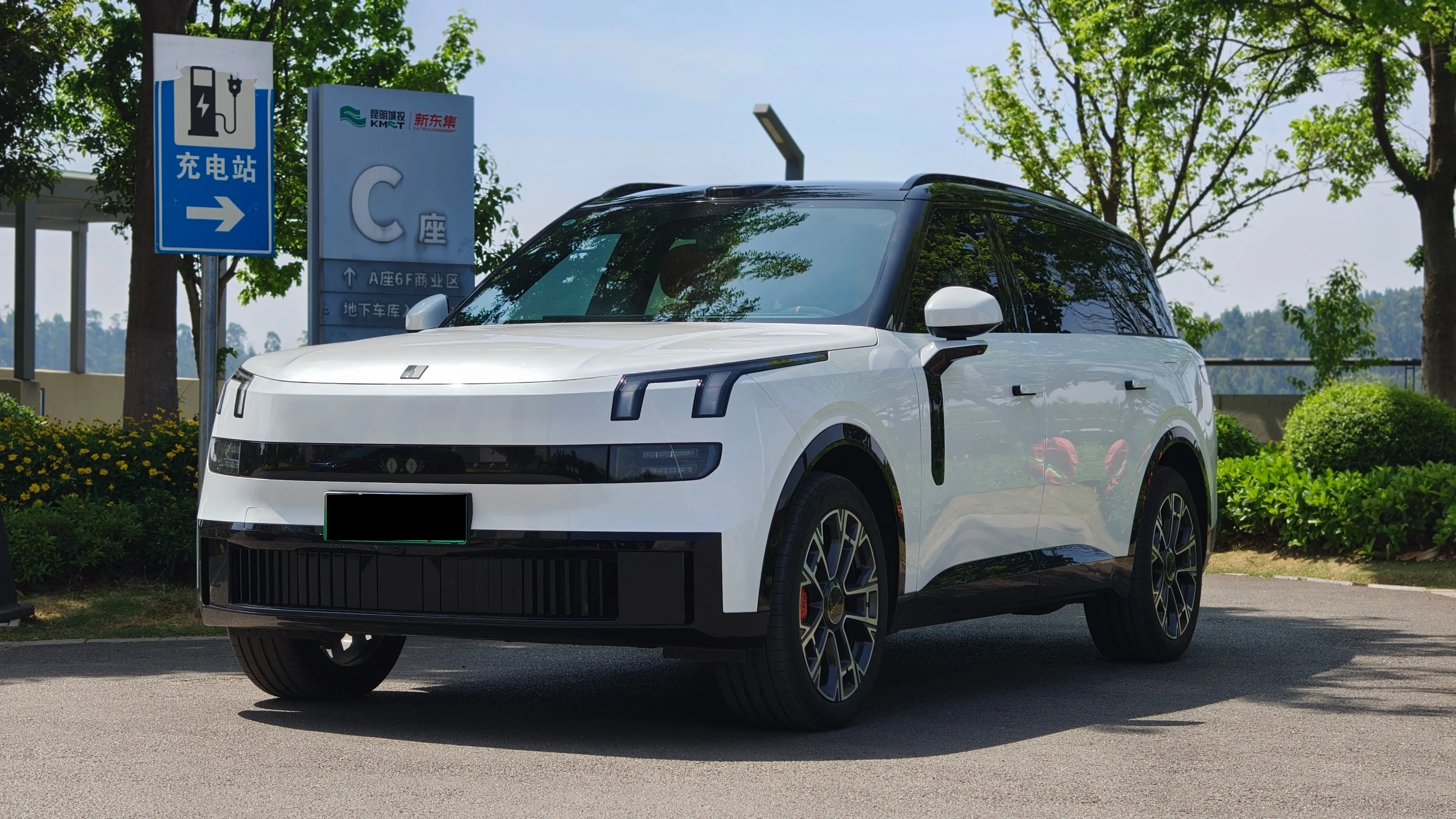 Lynk & Co 900