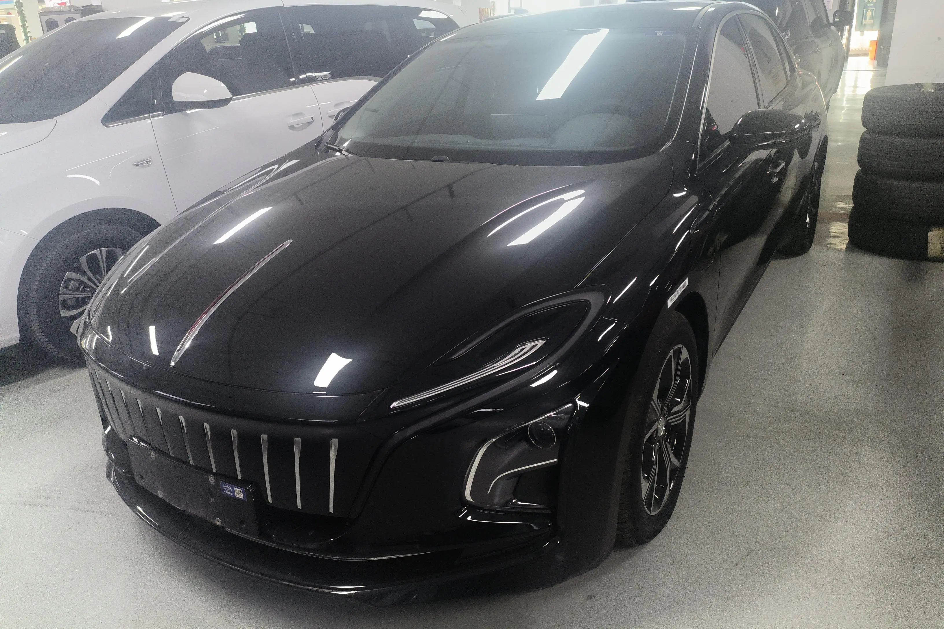 Hongqi E-QM5
