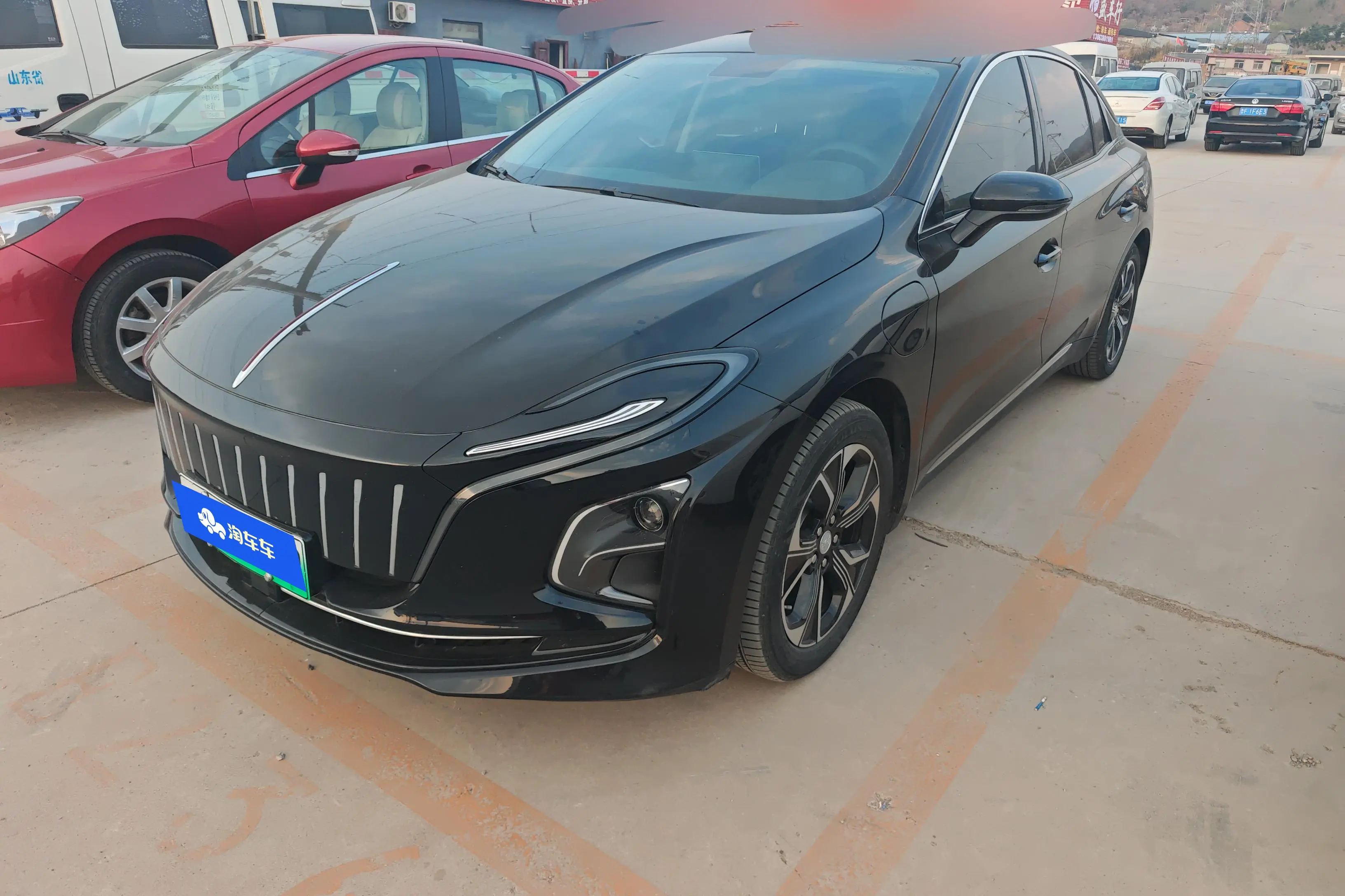 Hongqi E-QM5
