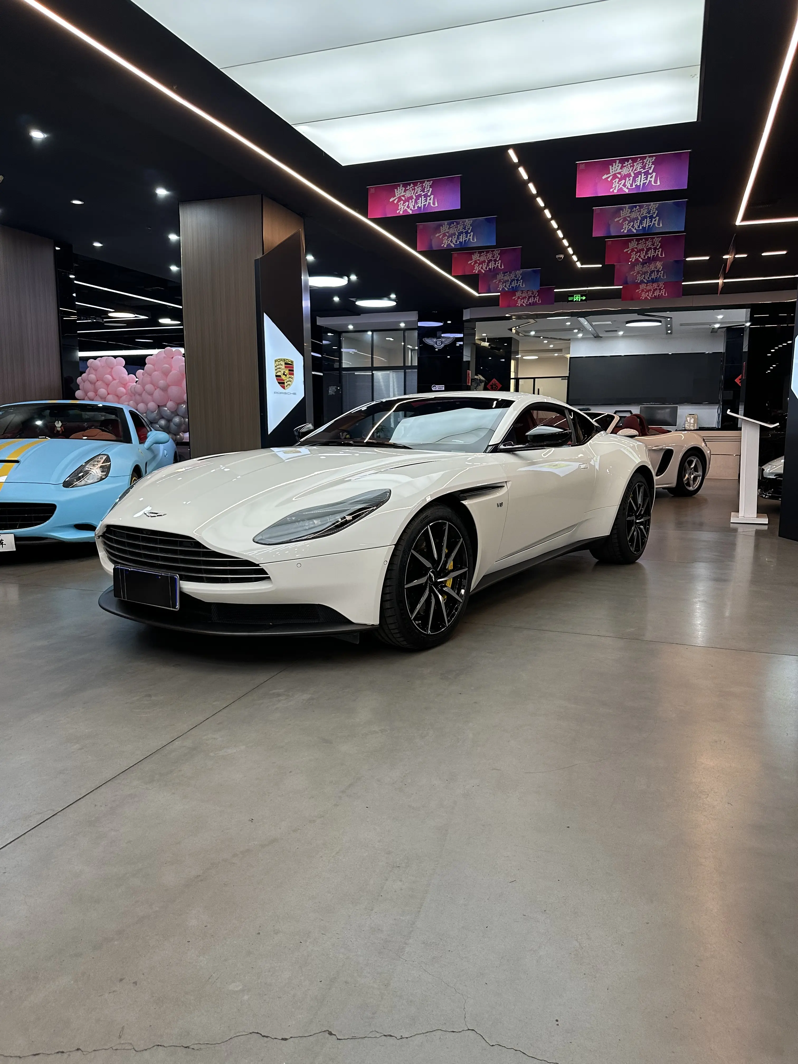 Aston Martin DB11