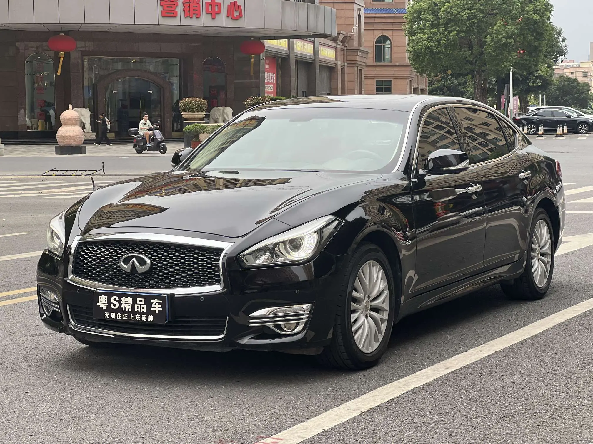 Infiniti Q70