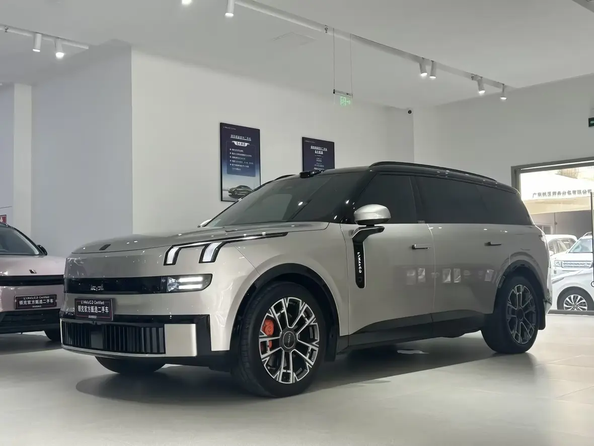 Lynk & Co 900