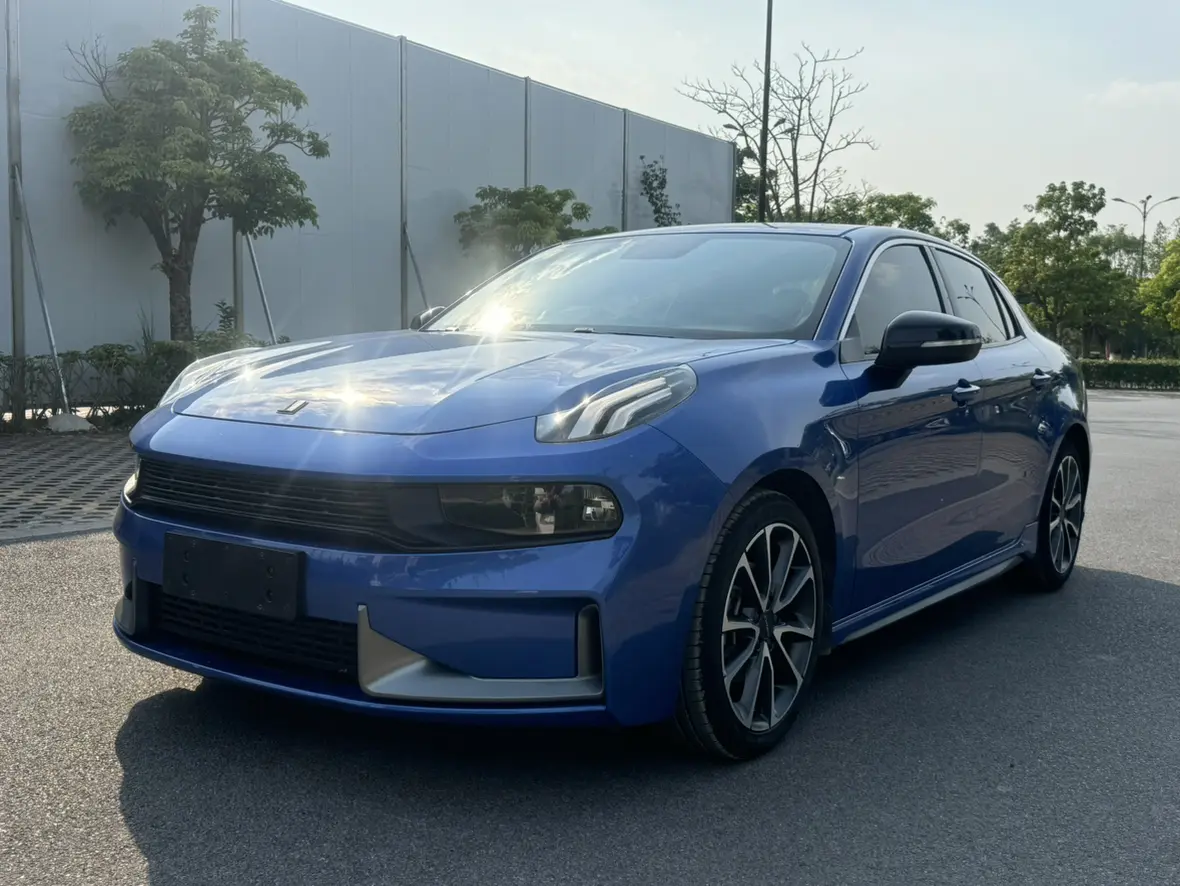 Lynk & Co 03