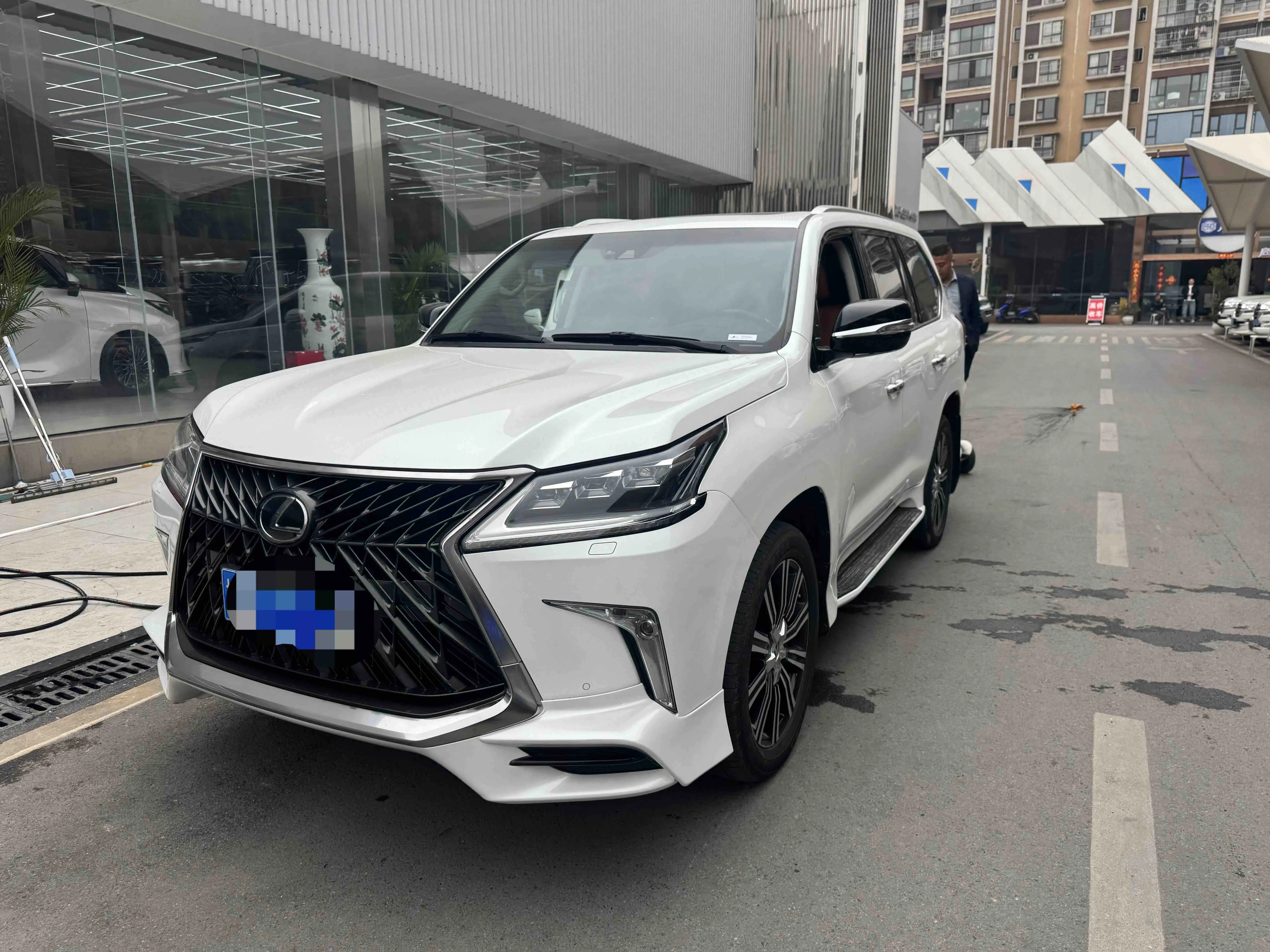 Lexus LX