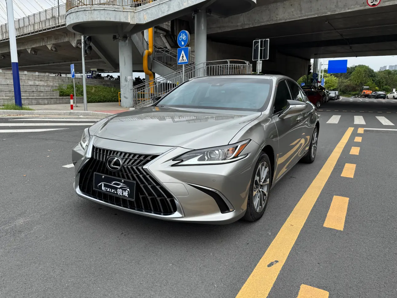 Lexus ES
