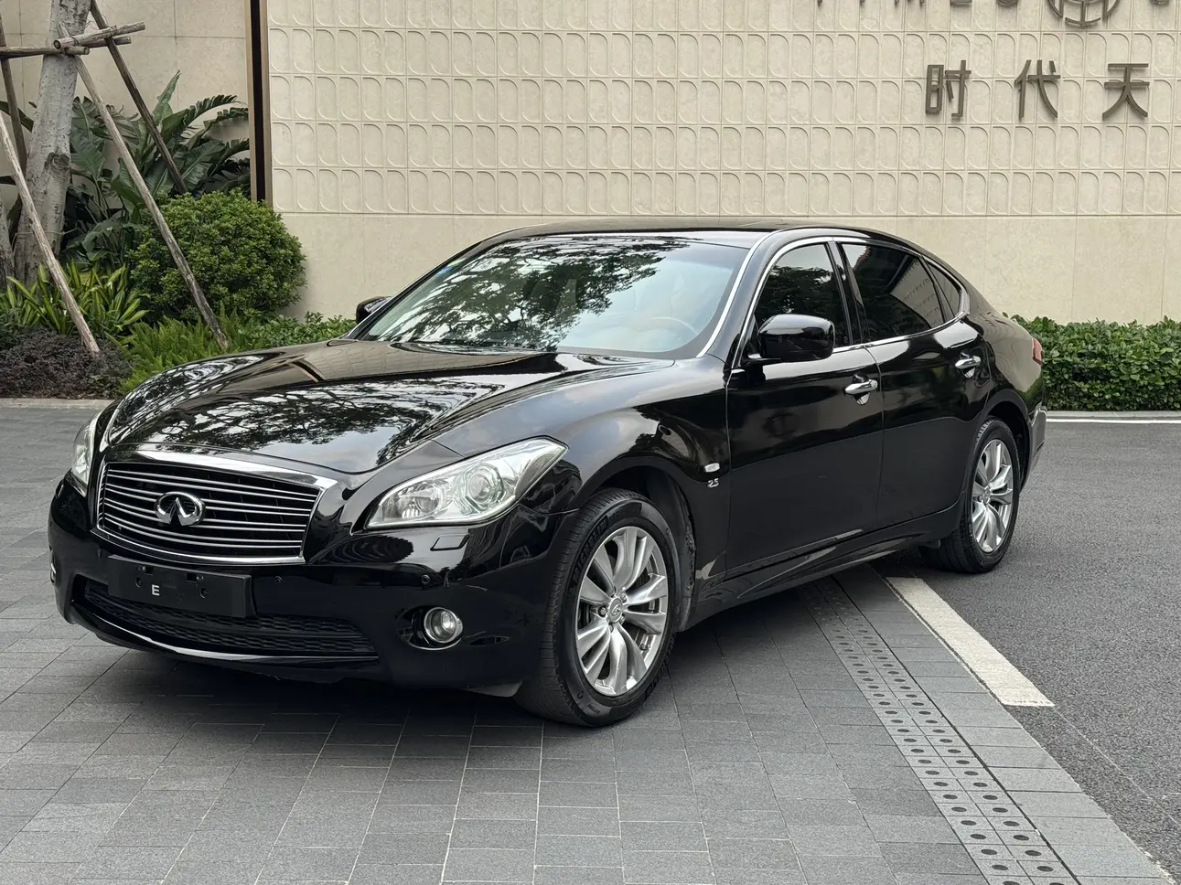 Infiniti Q70