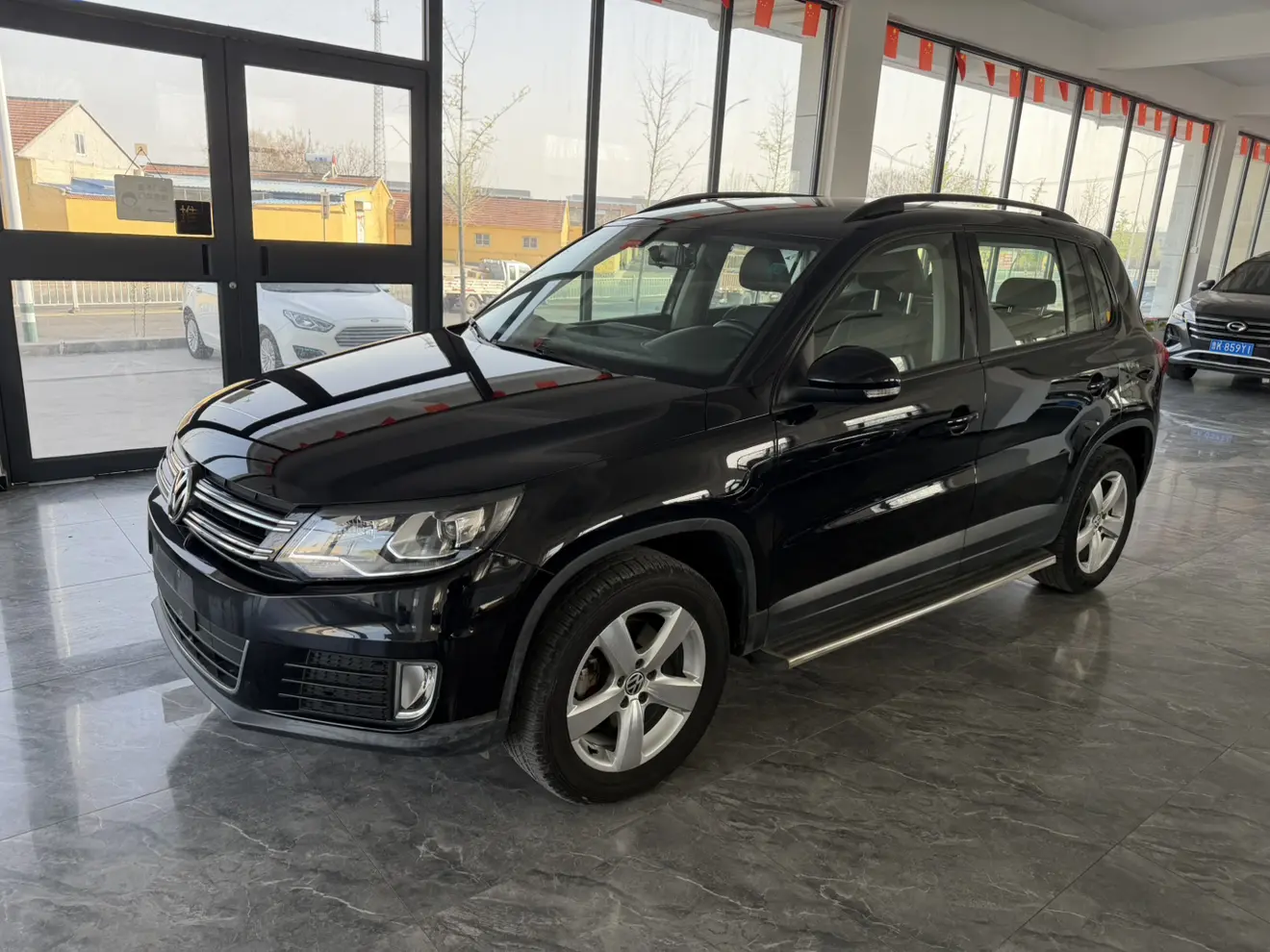 Volkswagen Tiguan (Tharu)