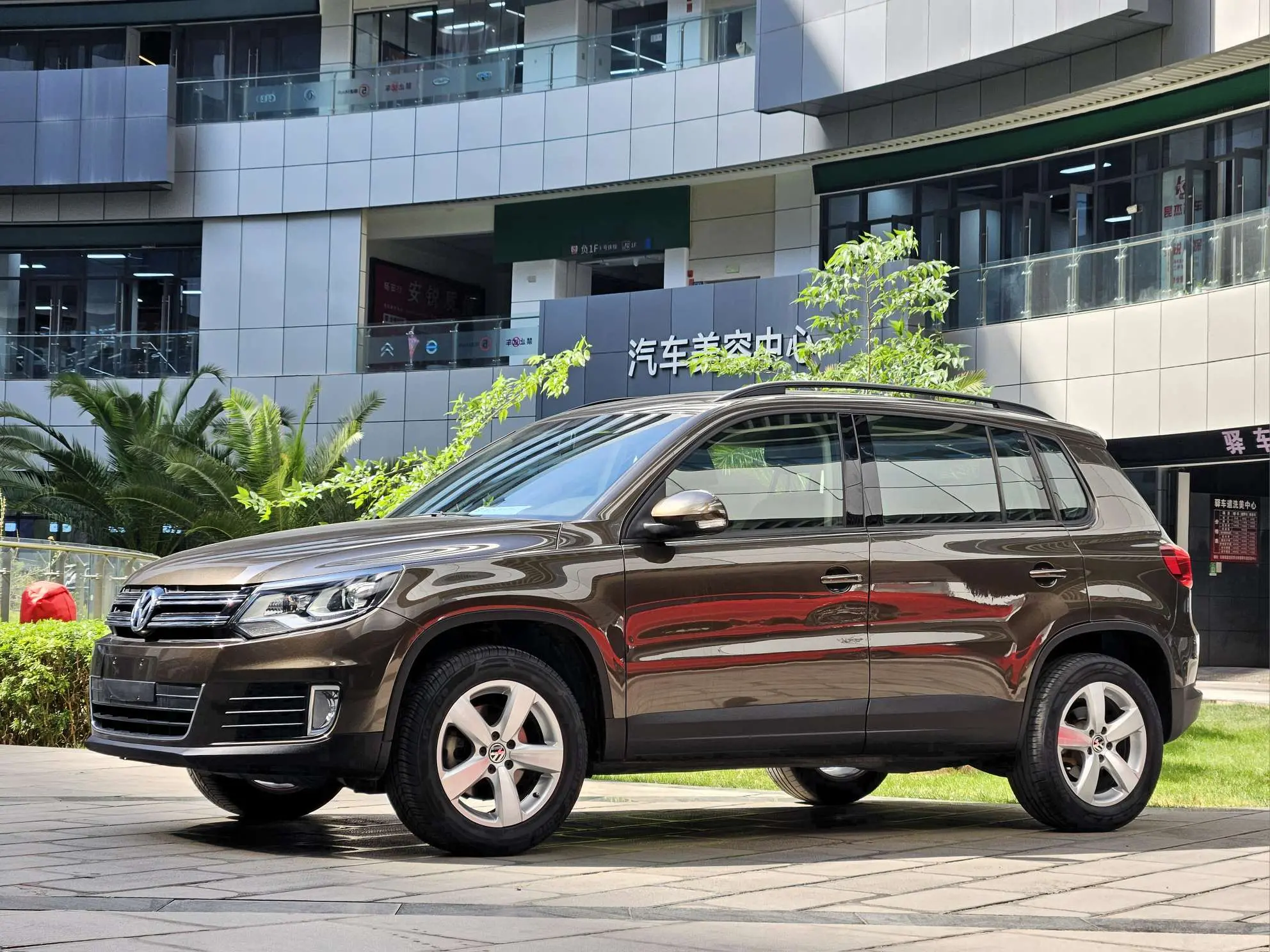 Volkswagen Tiguan (Tharu)