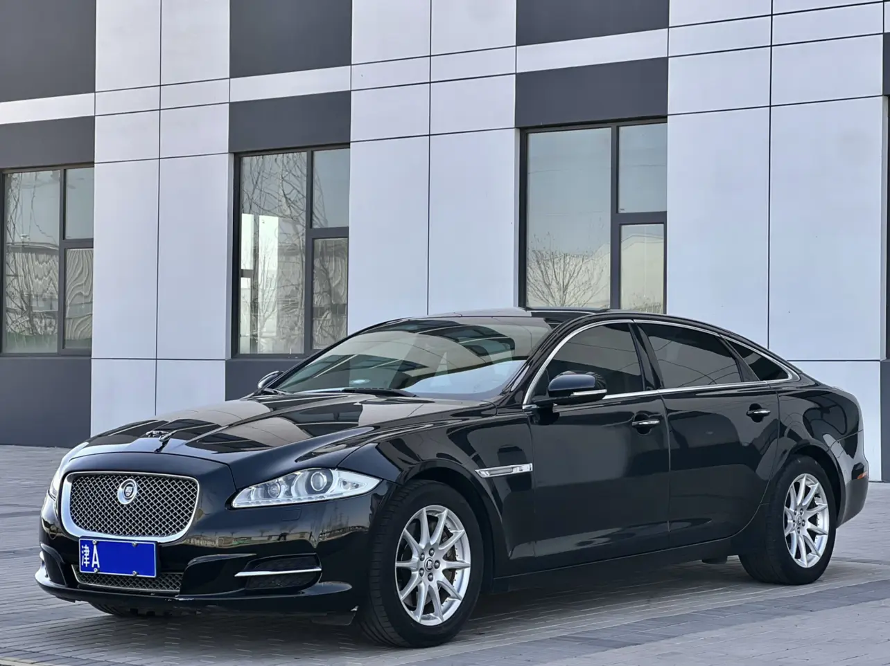 Jaguar XJ