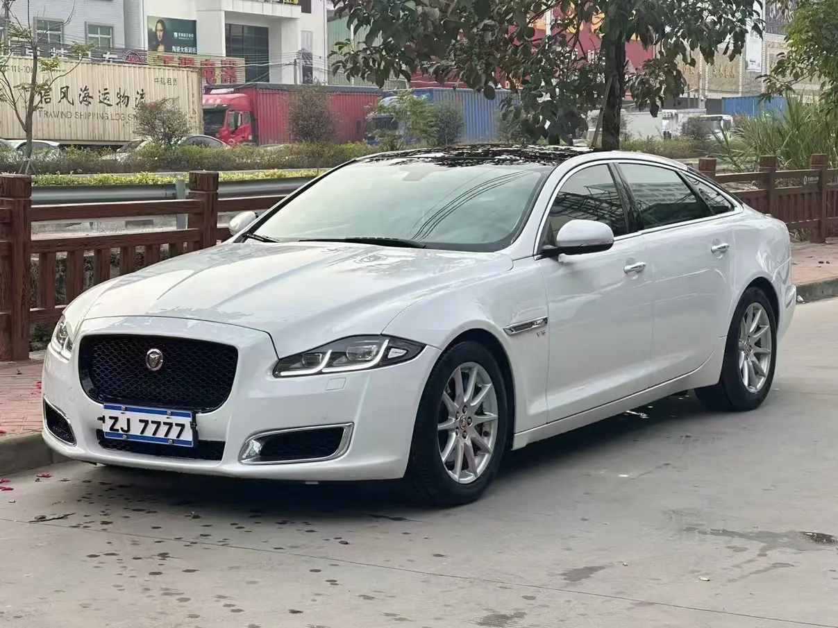 Jaguar XJ