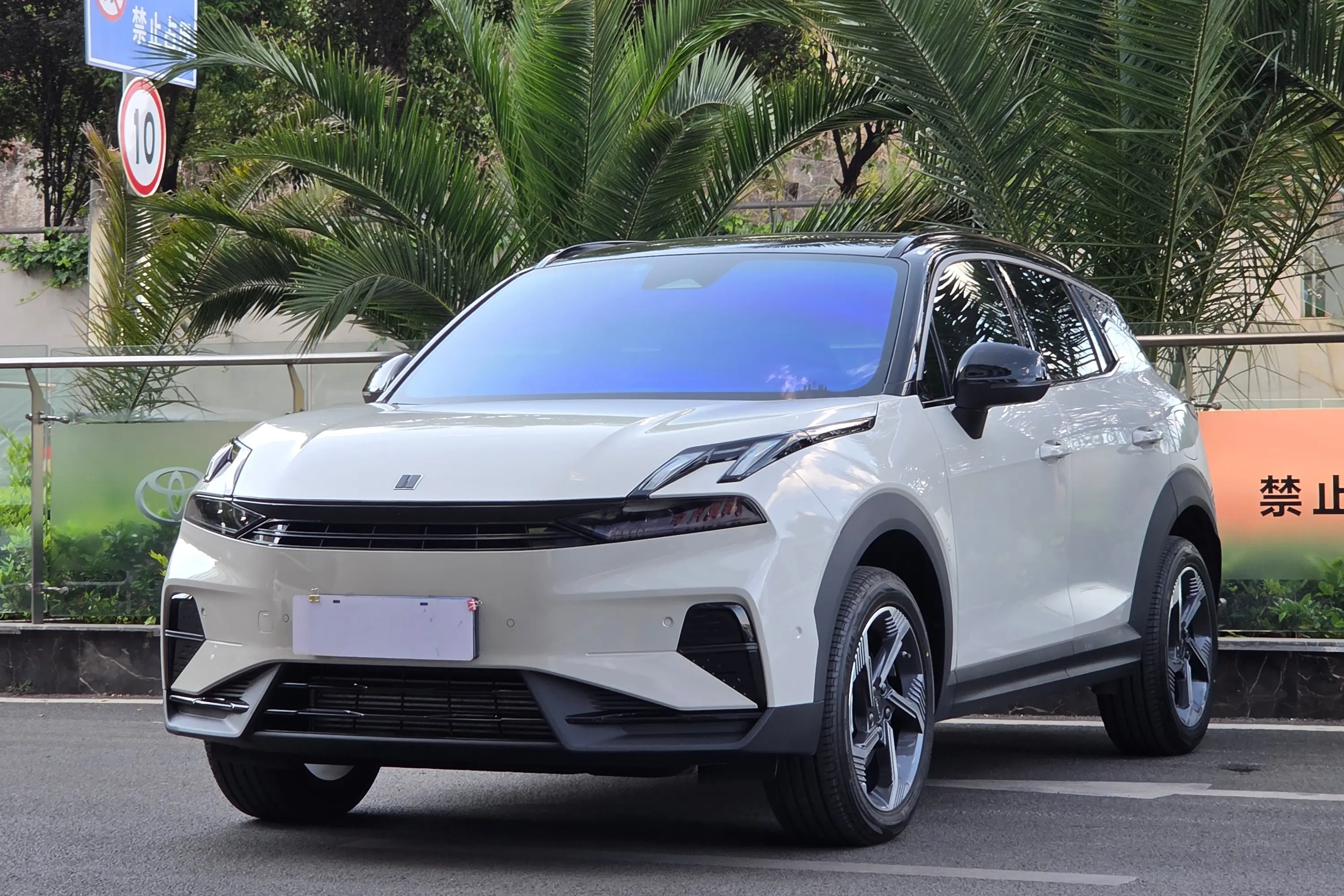 Lynk & Co 06