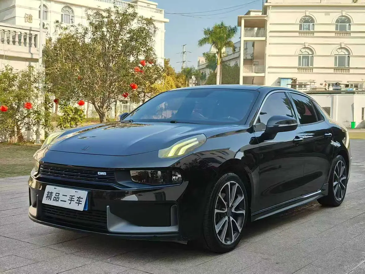 Lynk & Co 03