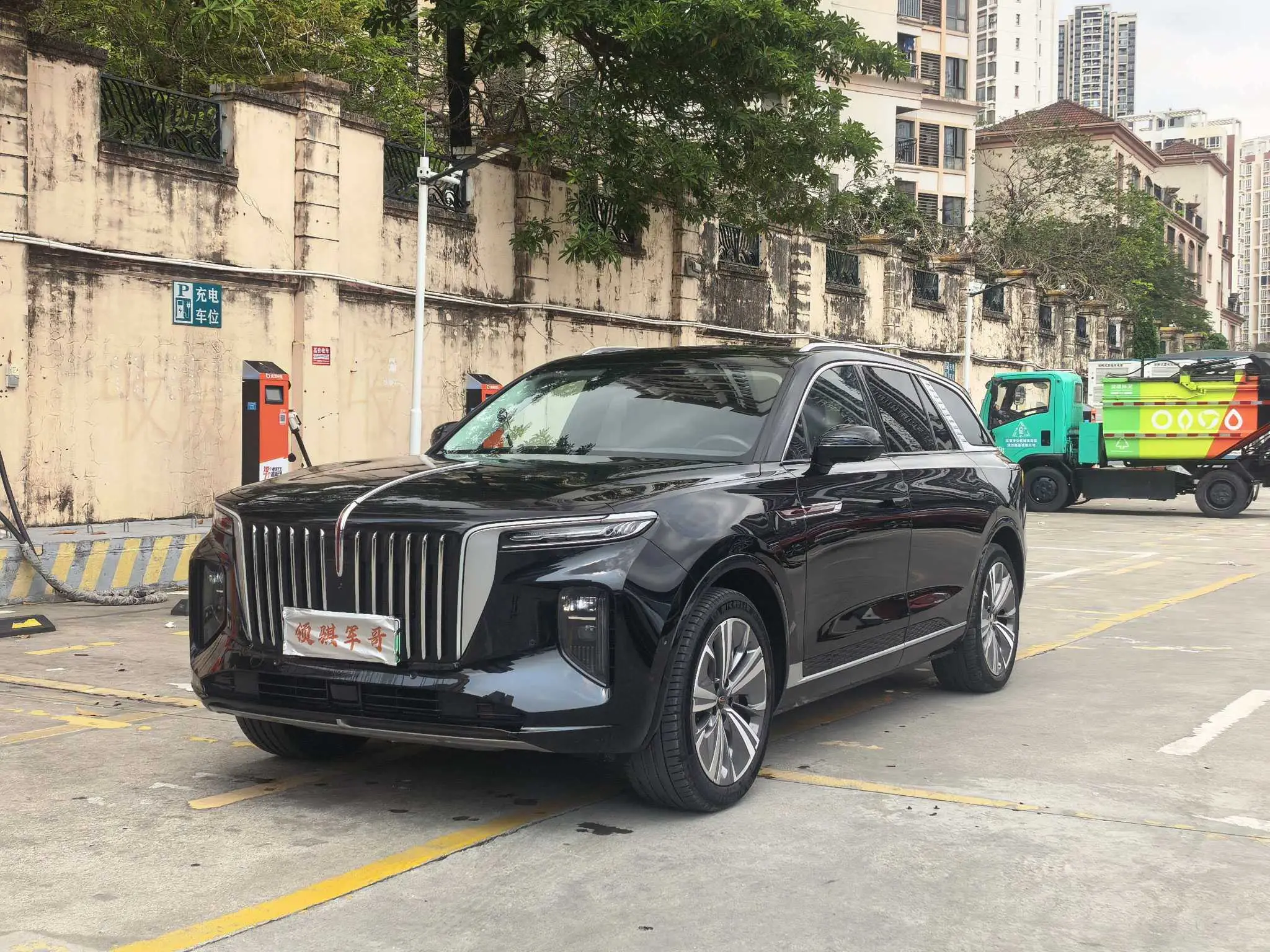 Hongqi E-HS9