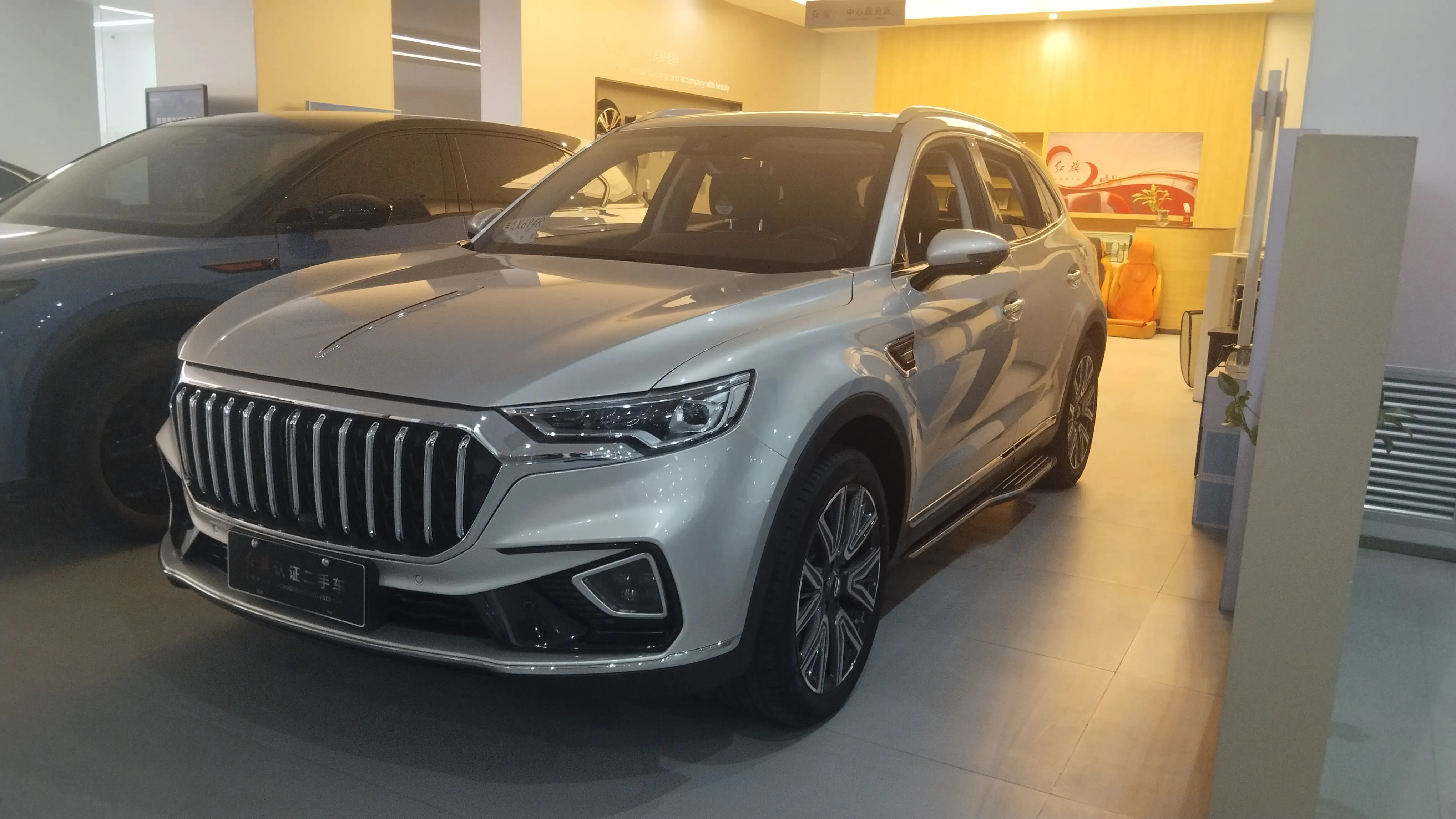 Hongqi HS5