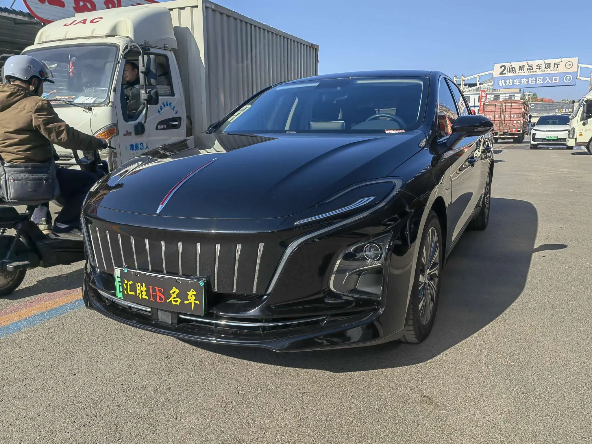 Hongqi E-QM5