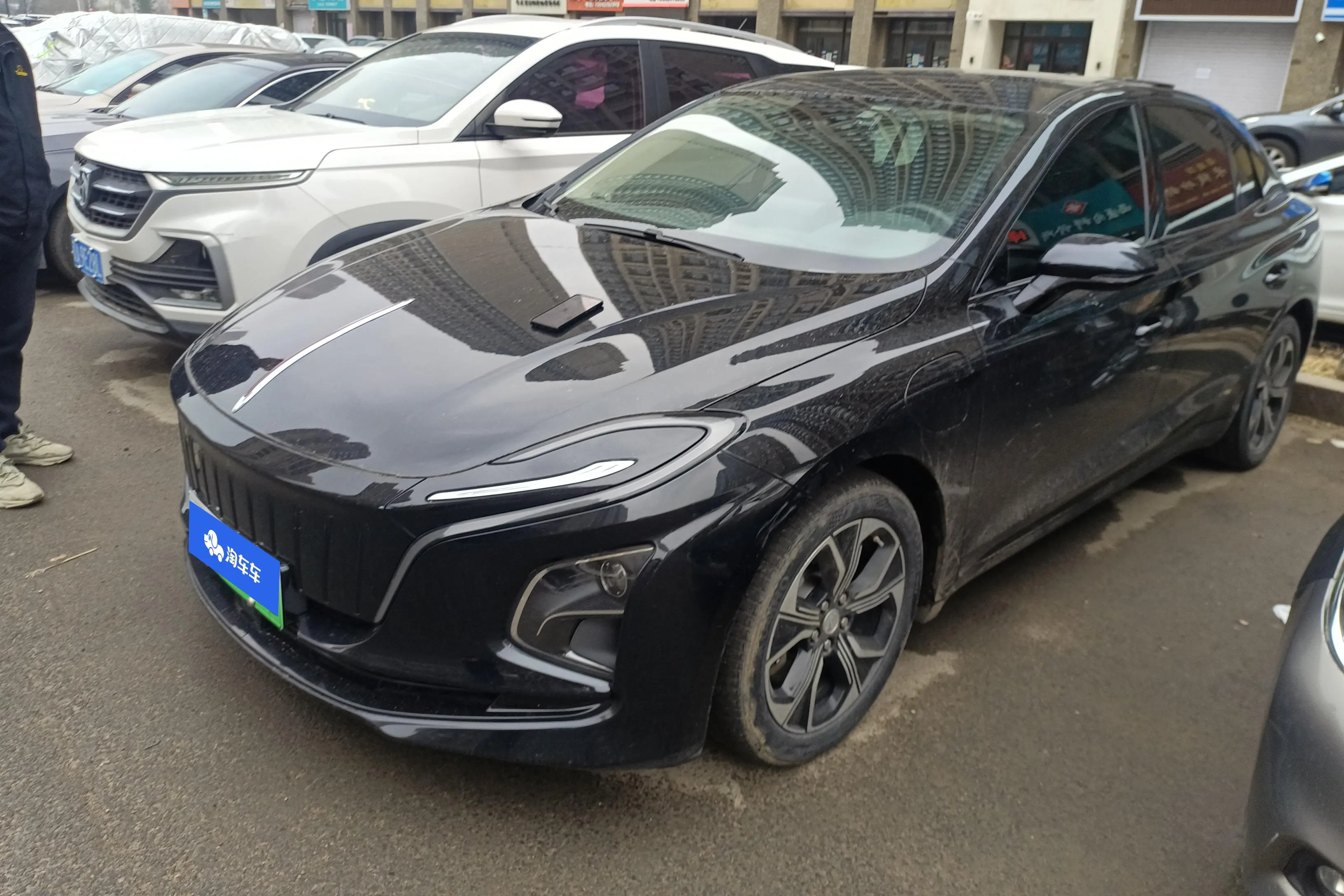 Hongqi E-QM5