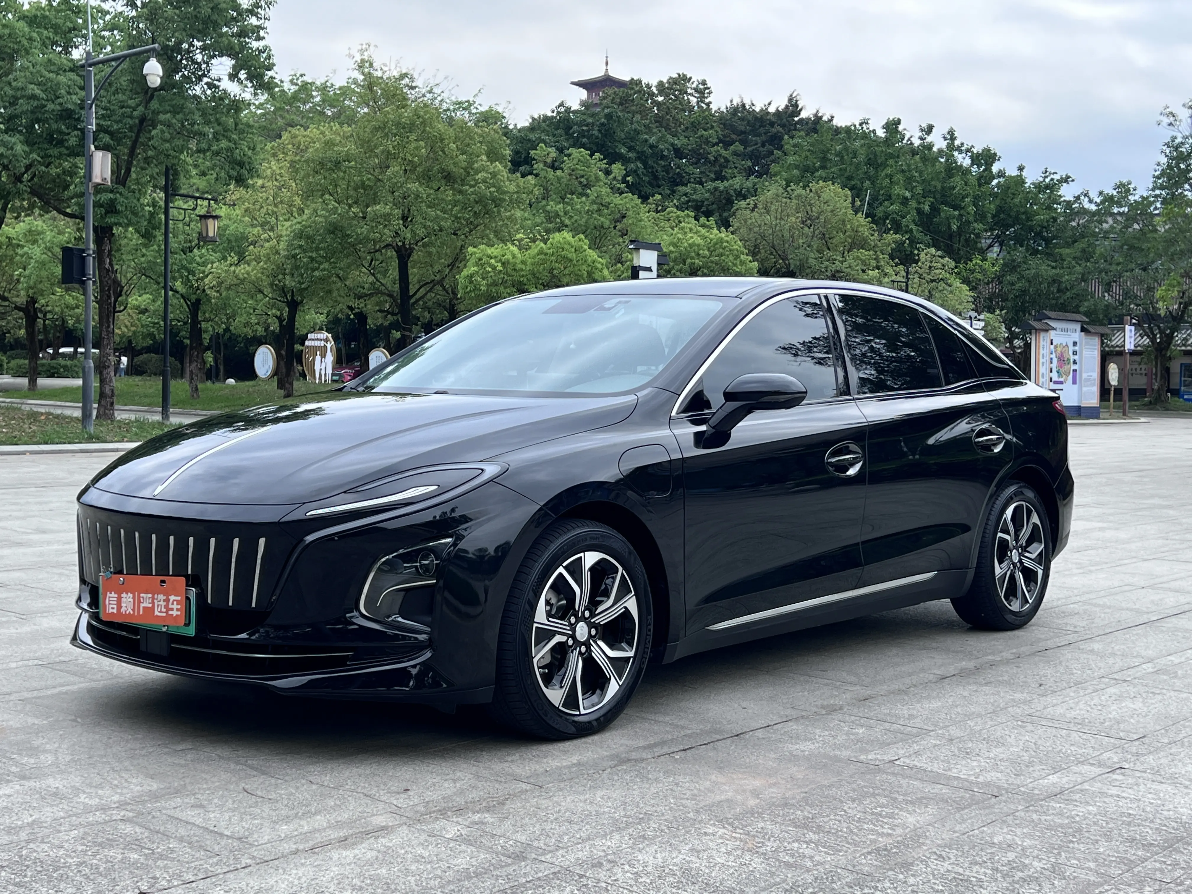 Hongqi E-QM5