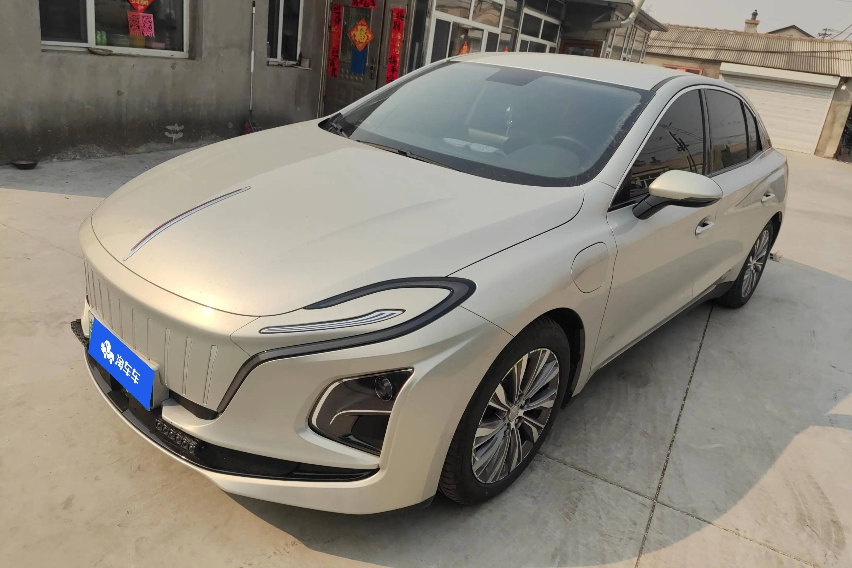 Hongqi E-QM5