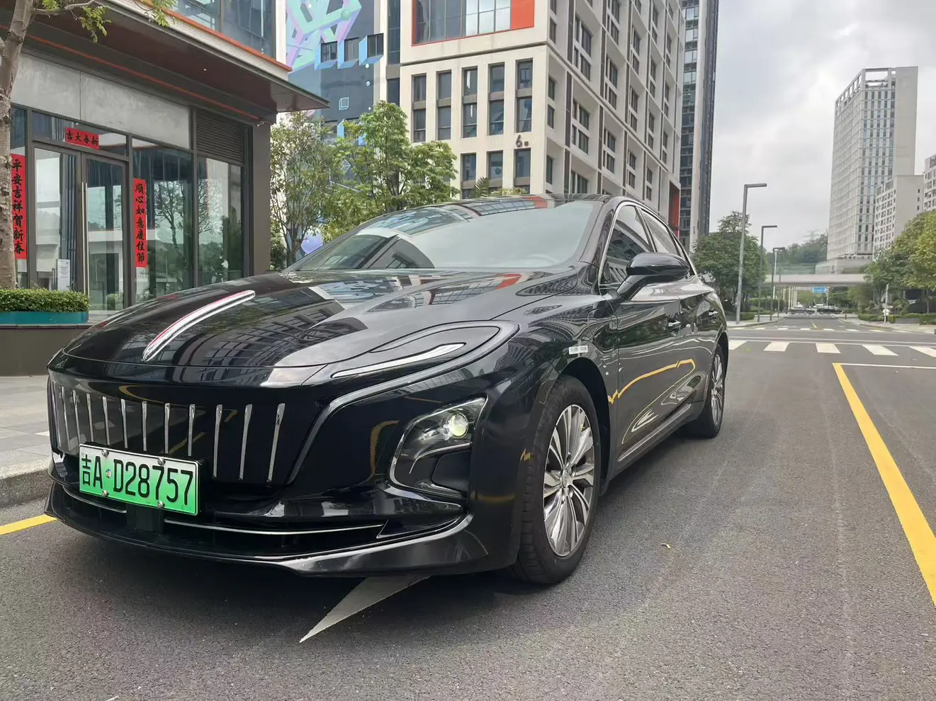 Hongqi E-QM5