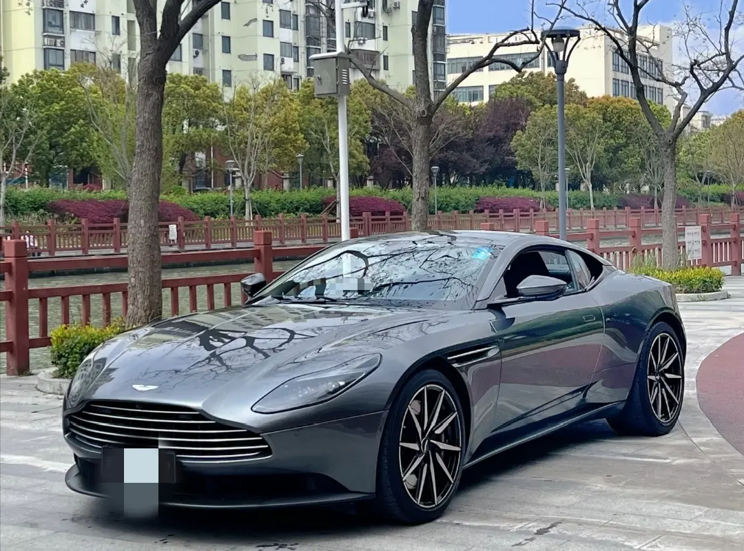 Aston Martin DB11