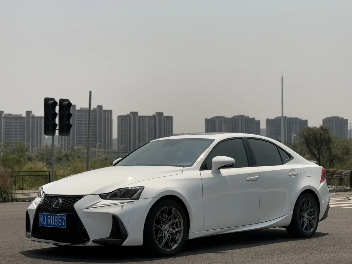 Lexus IS