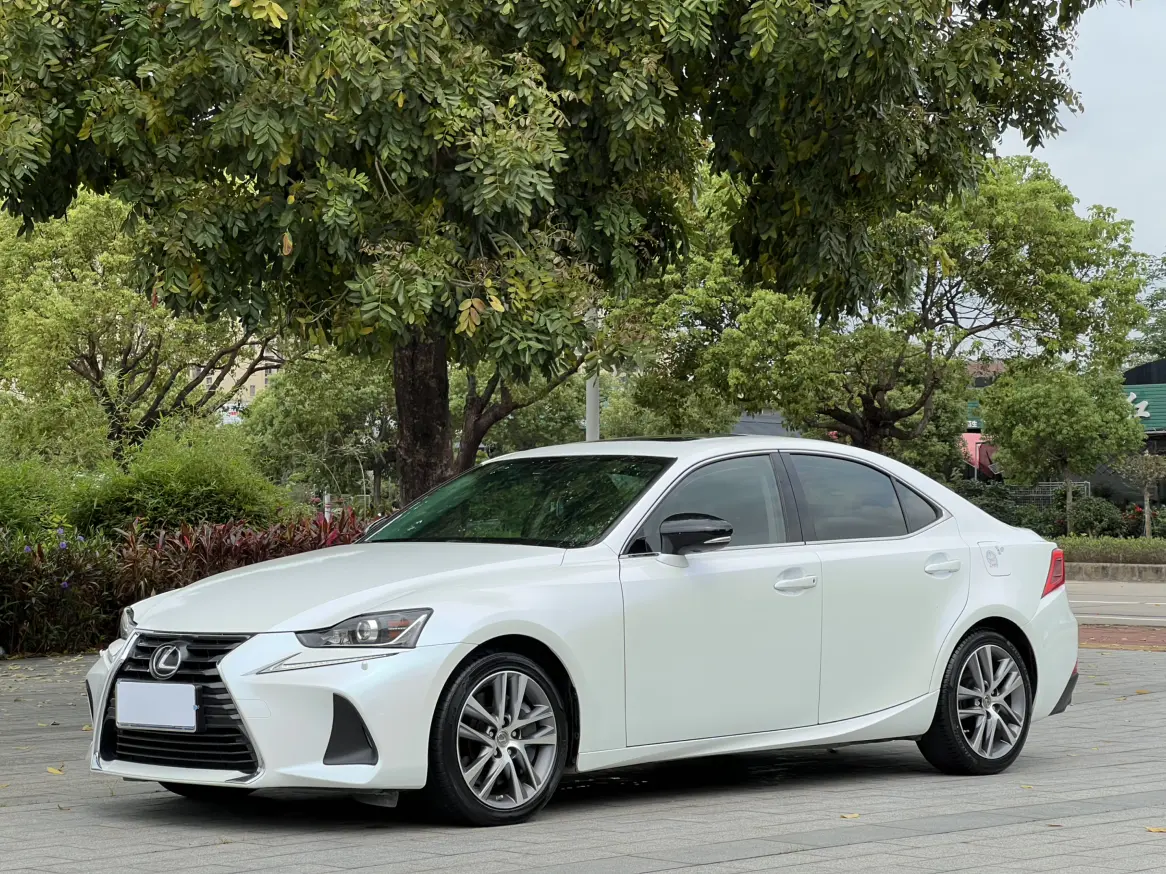 Lexus IS