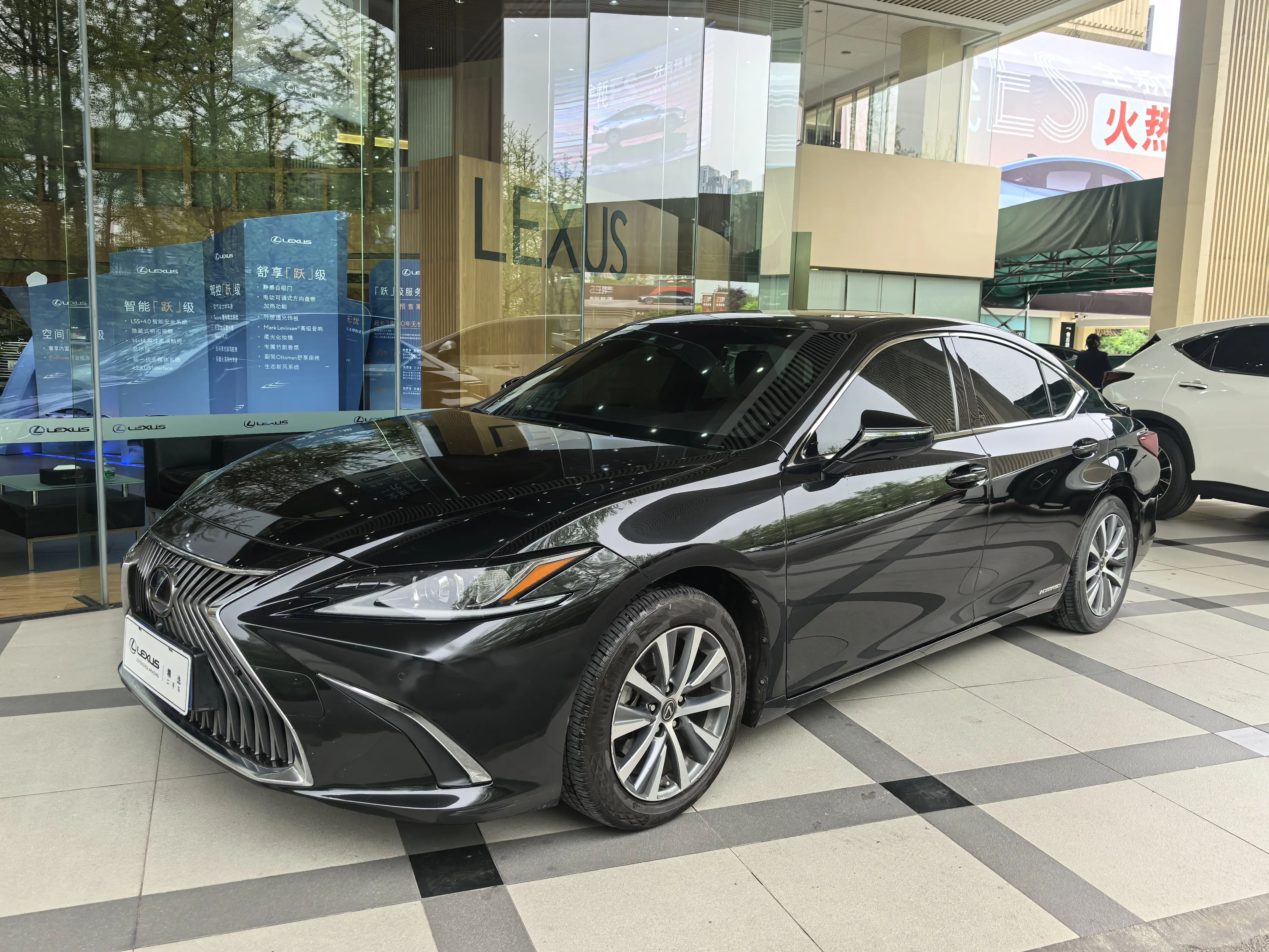 Lexus ES