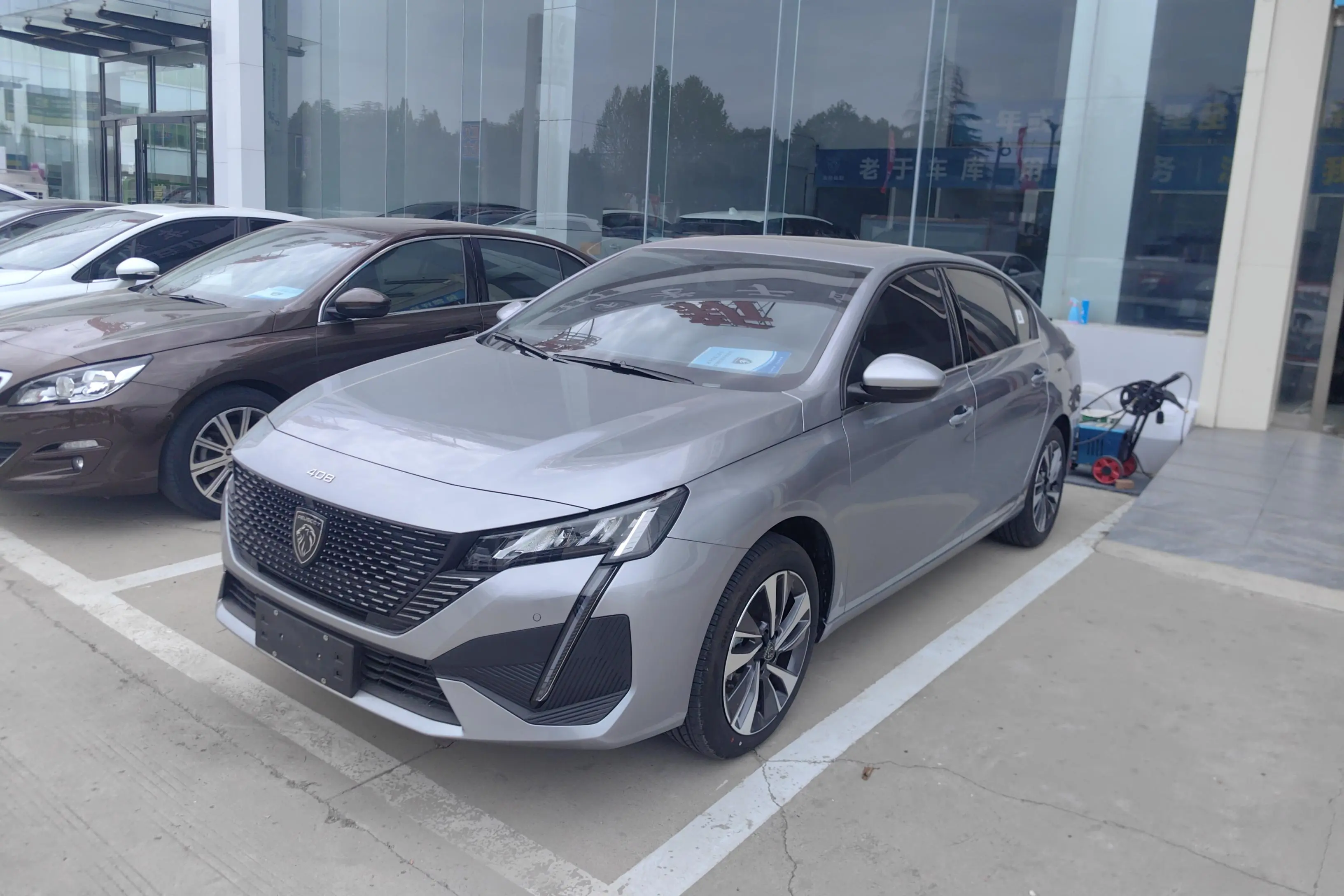 Peugeot 408