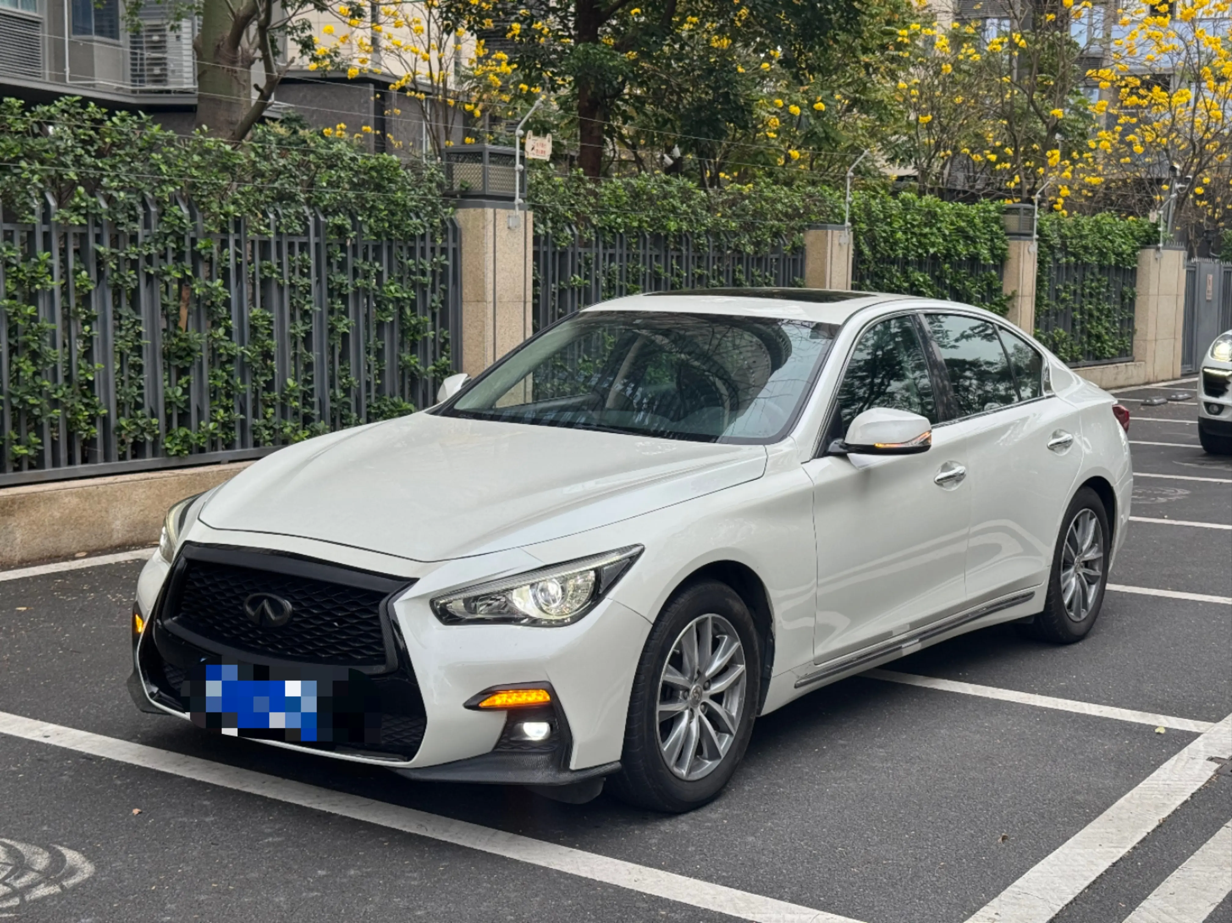 Infiniti Q50L