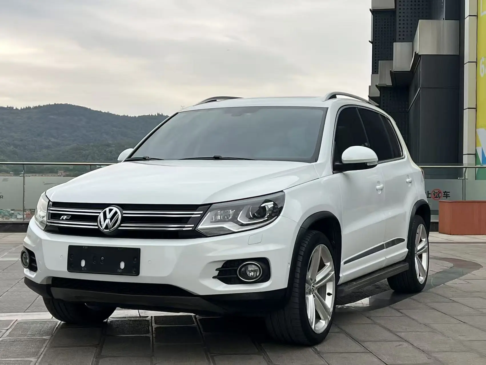 Volkswagen Tiguan (Tharu)