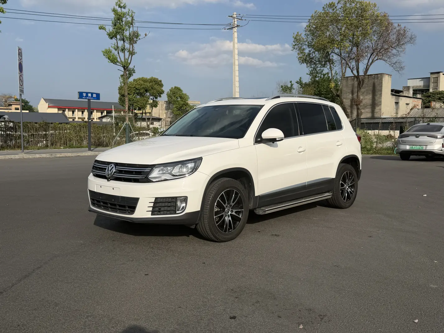 Volkswagen Tiguan (Tharu)