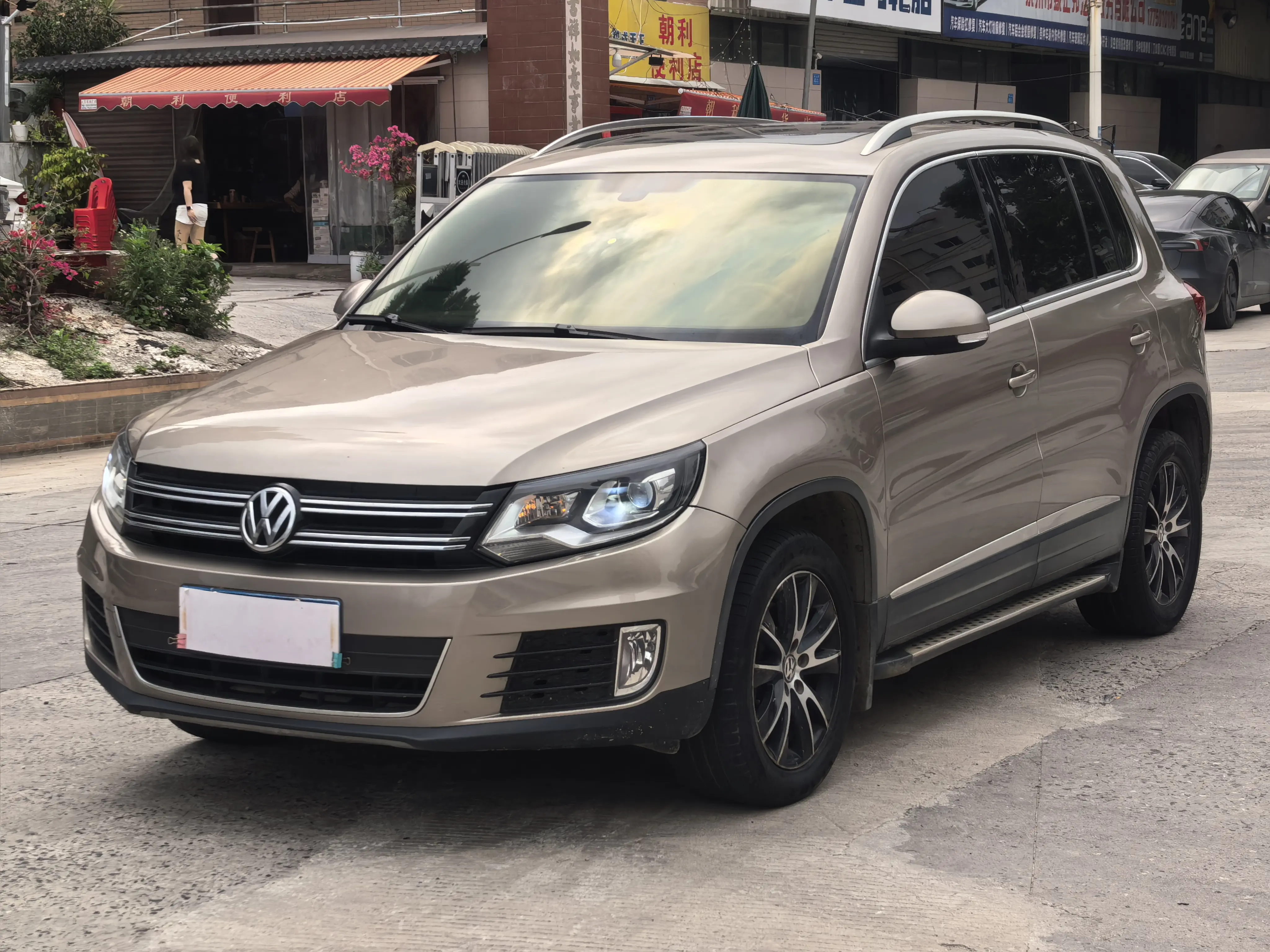 Volkswagen Tiguan (Tharu)