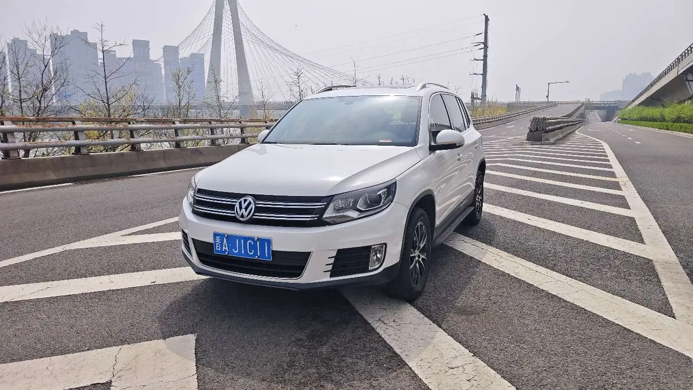 Volkswagen Tiguan (Tharu)