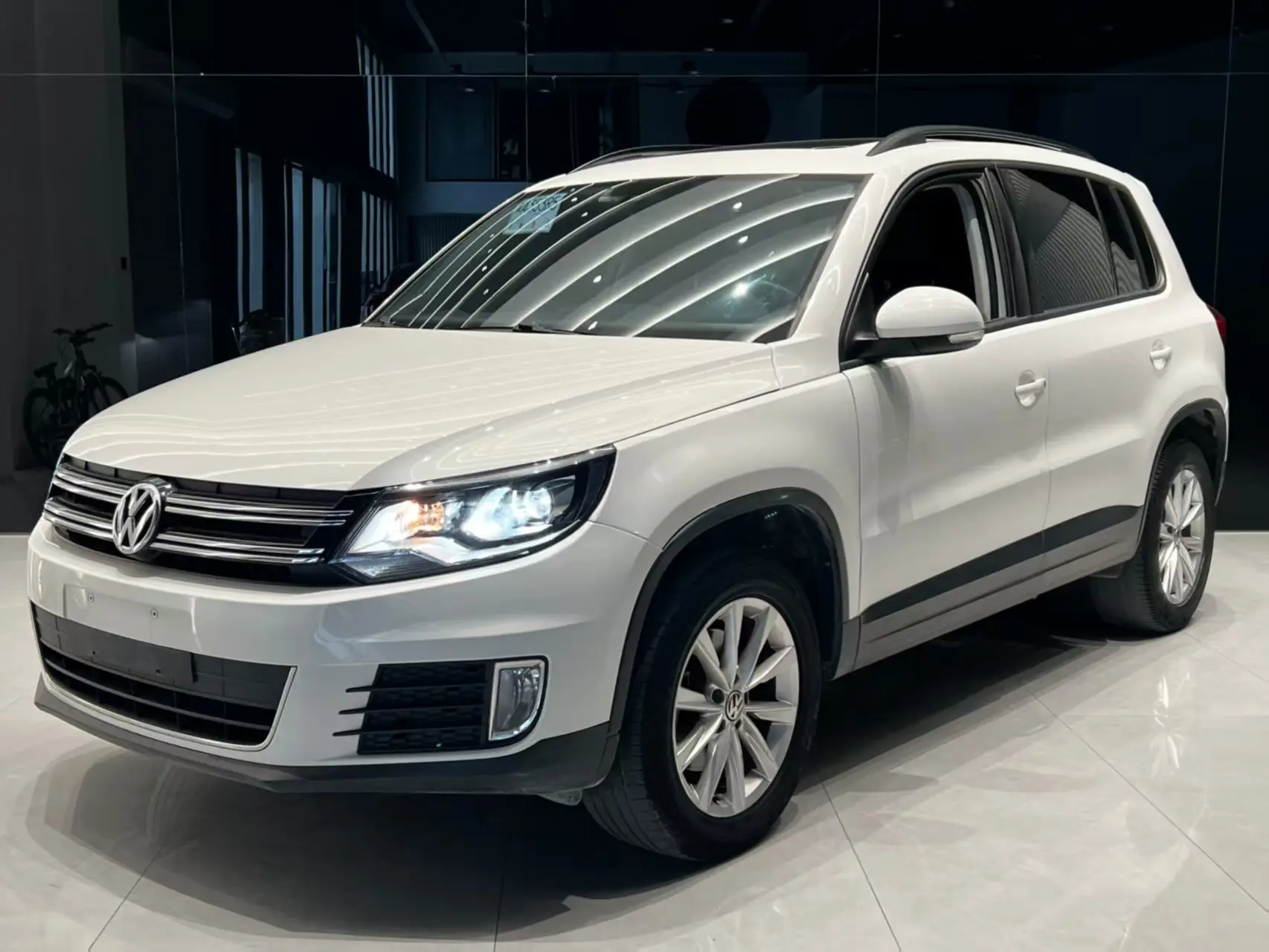 Volkswagen Tiguan (Tharu)