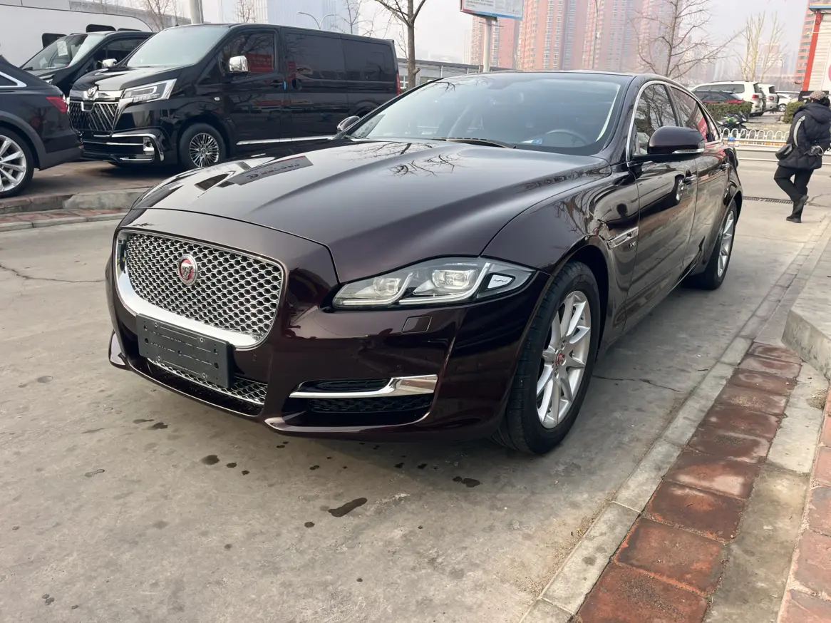 Jaguar XJ