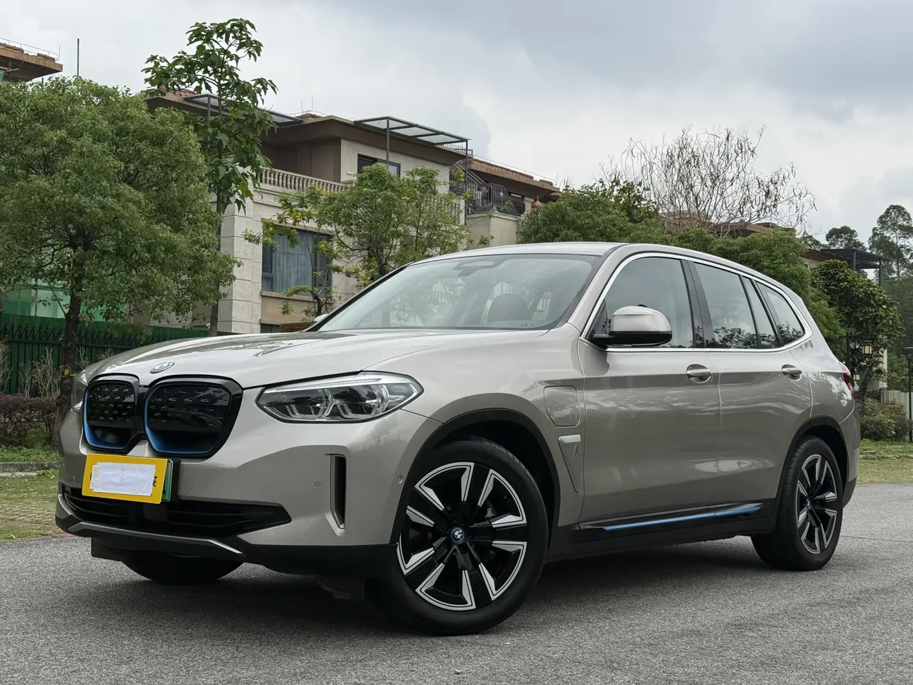 BMW iX3