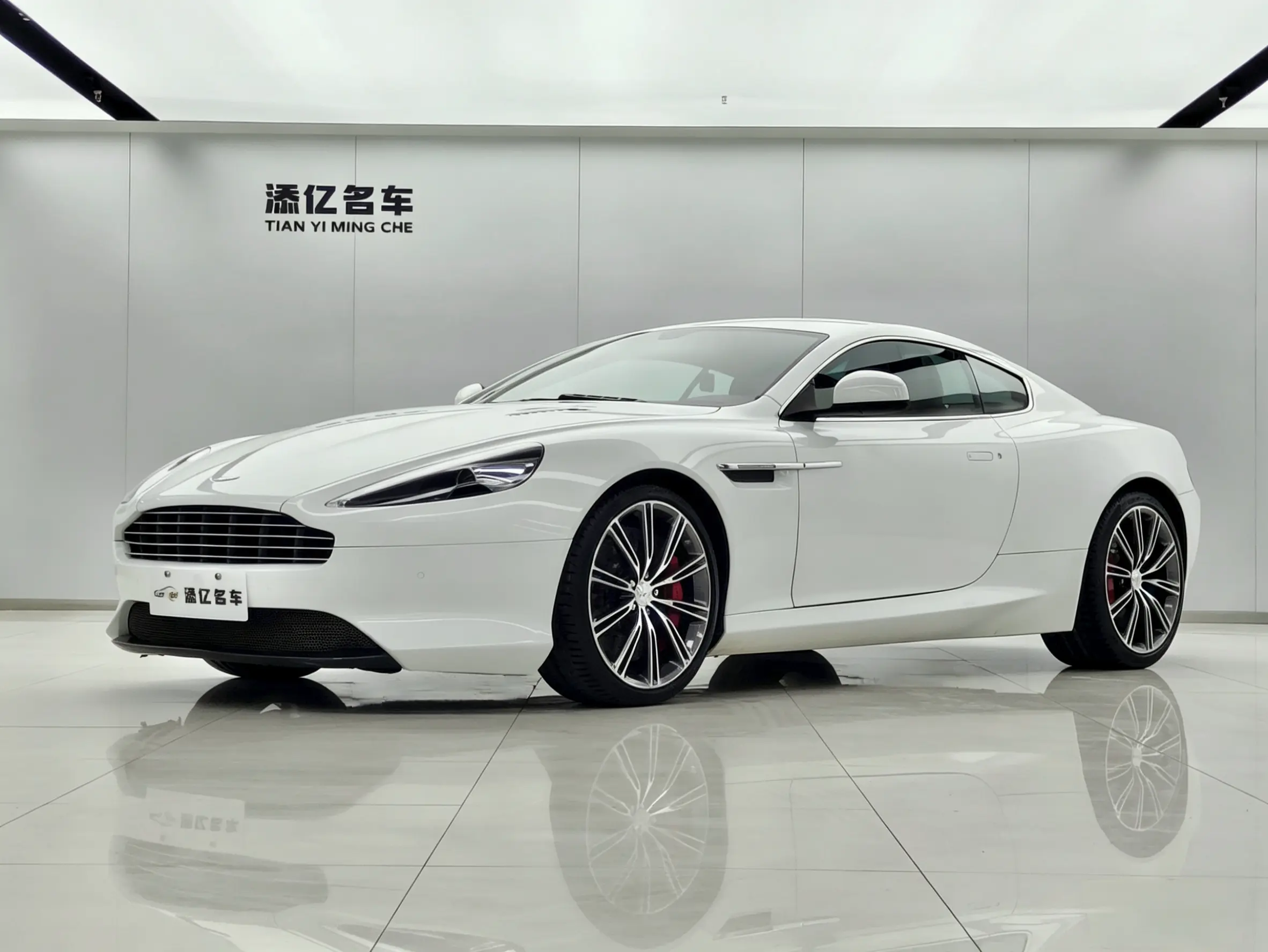 Aston Martin DB9