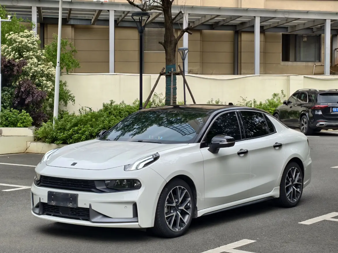 Lynk & Co 03